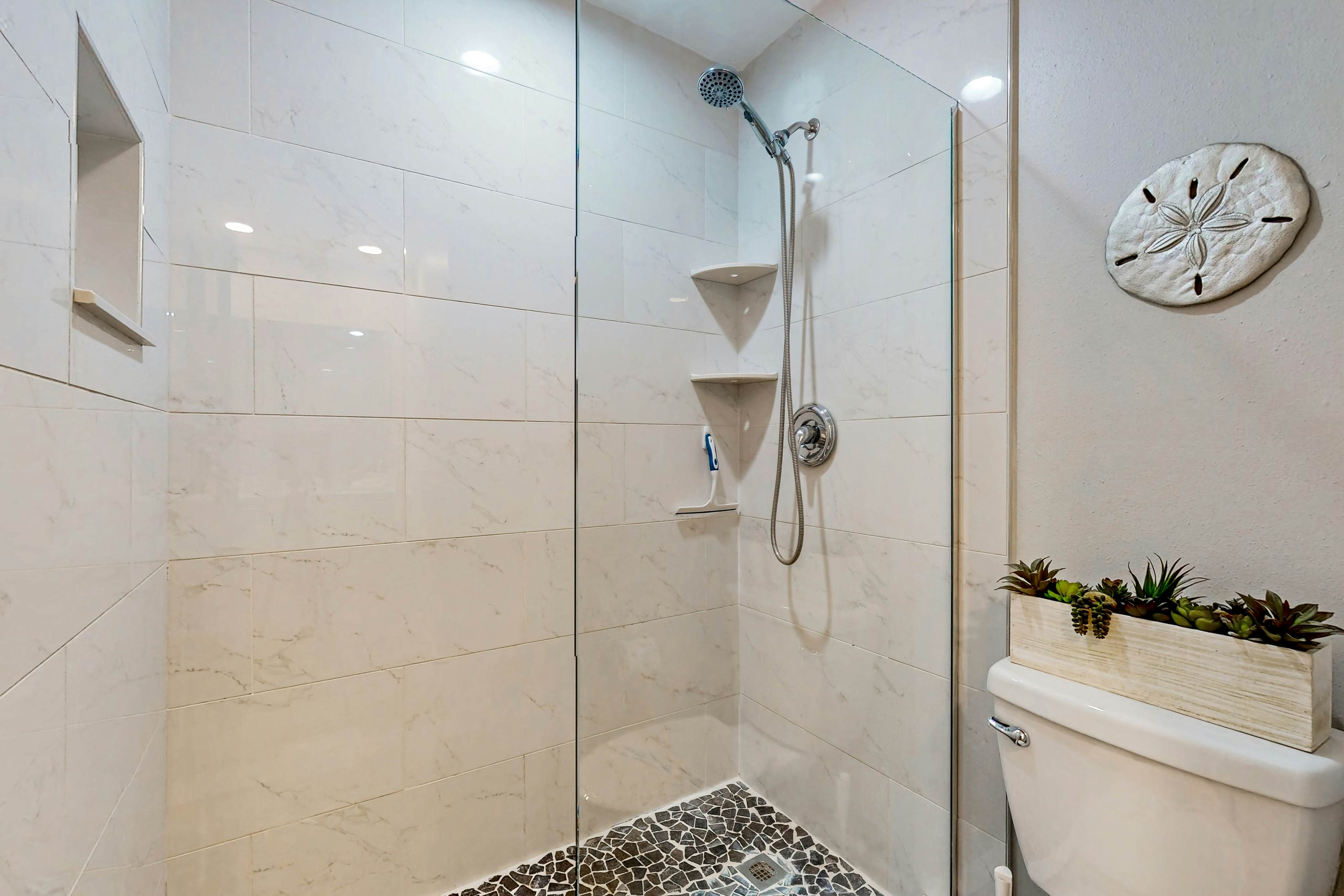 Top-floor Condo with on-site pool, hot tub, grills, gym, & private balcony