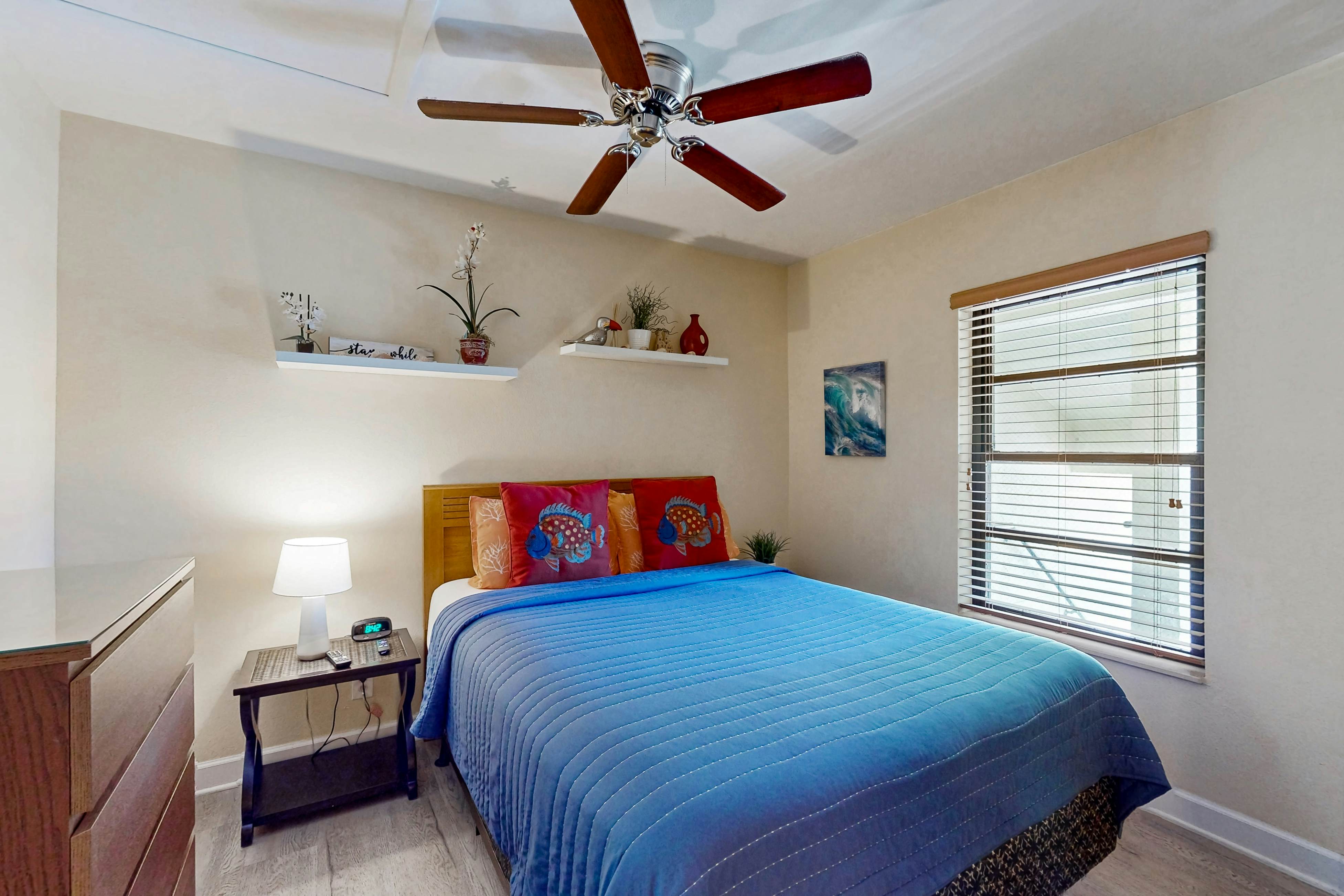 Top-floor Condo with on-site pool, hot tub, grills, gym, & private balcony