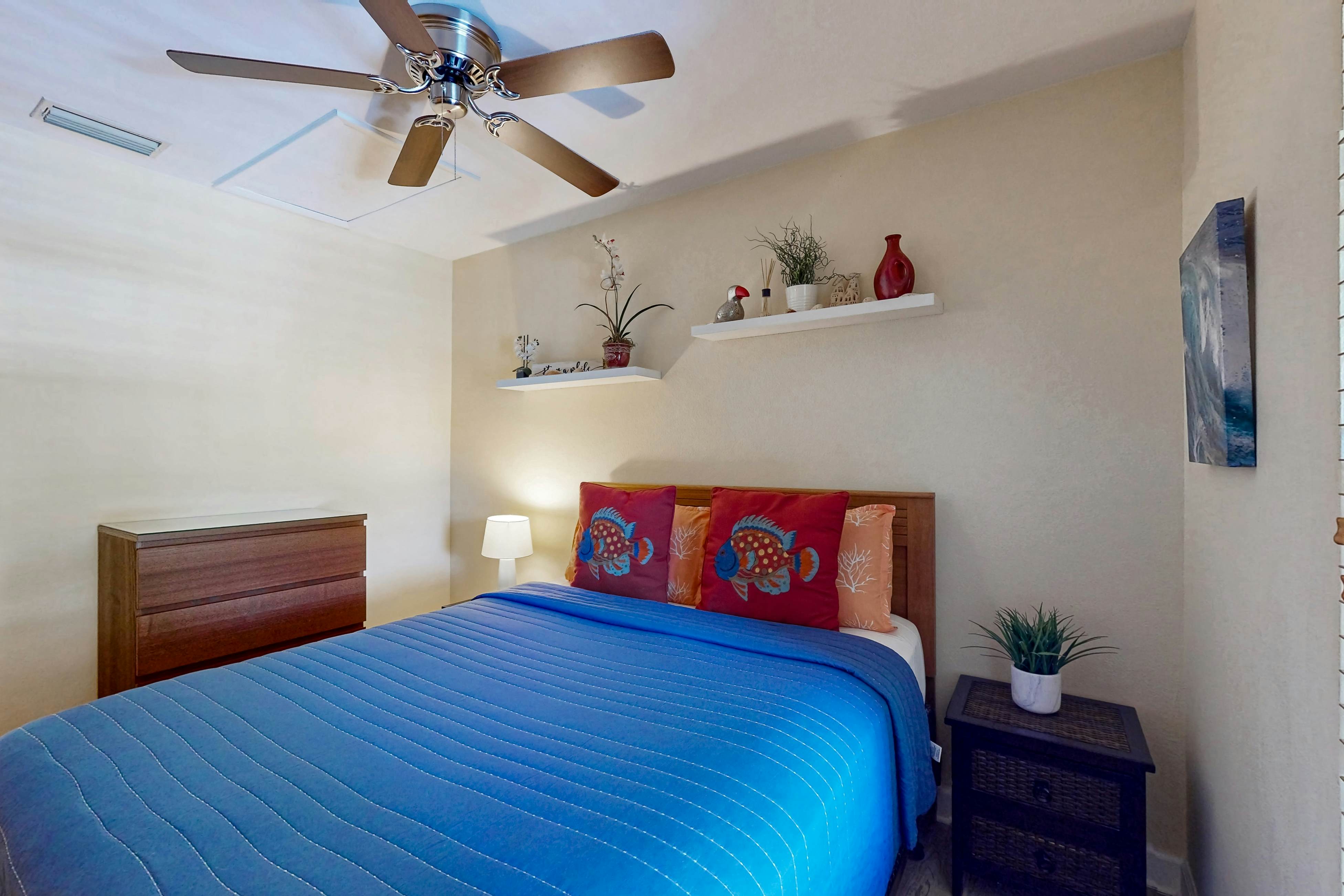 Top-floor Condo with on-site pool, hot tub, grills, gym, & private balcony