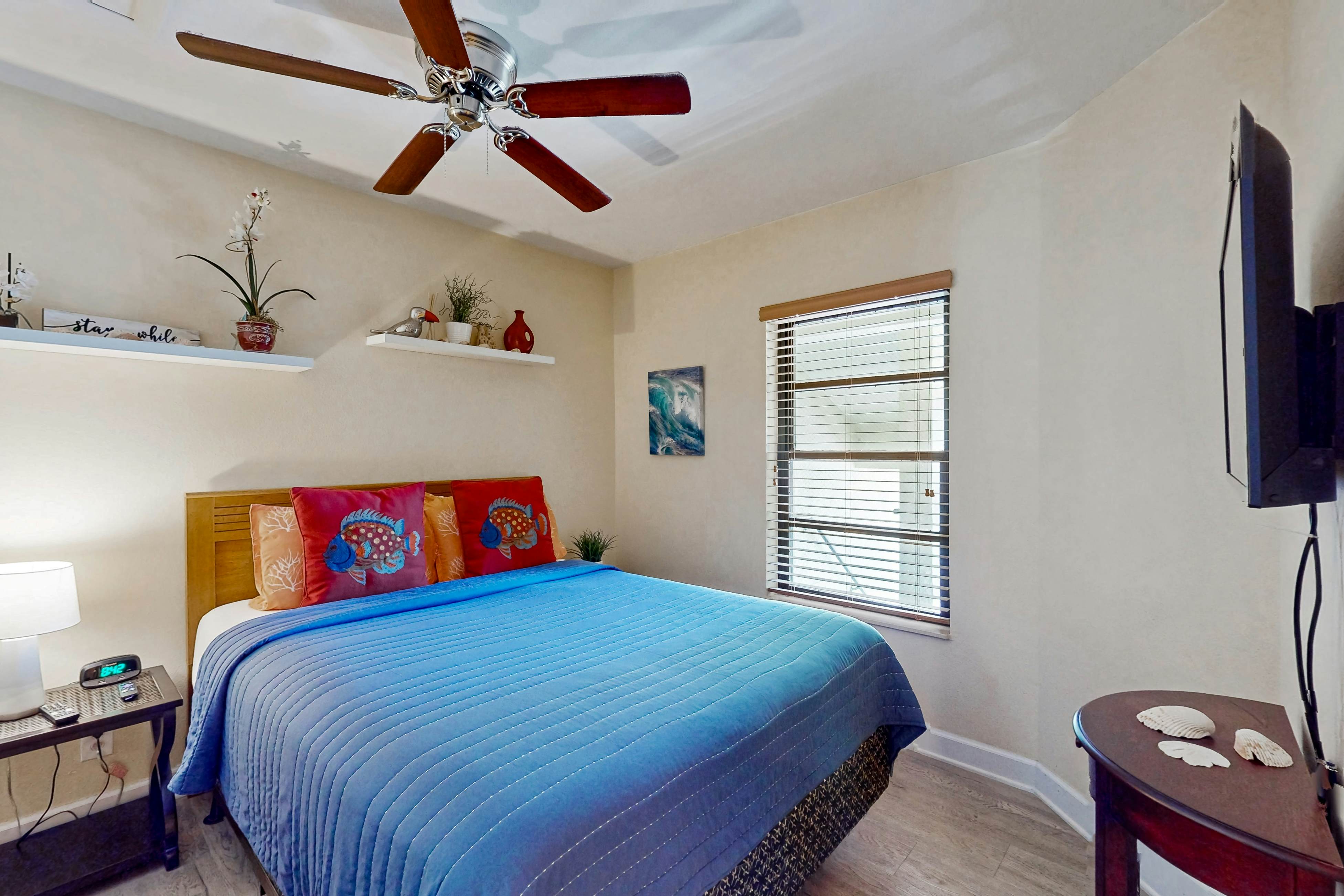 Top-floor Condo with on-site pool, hot tub, grills, gym, & private balcony