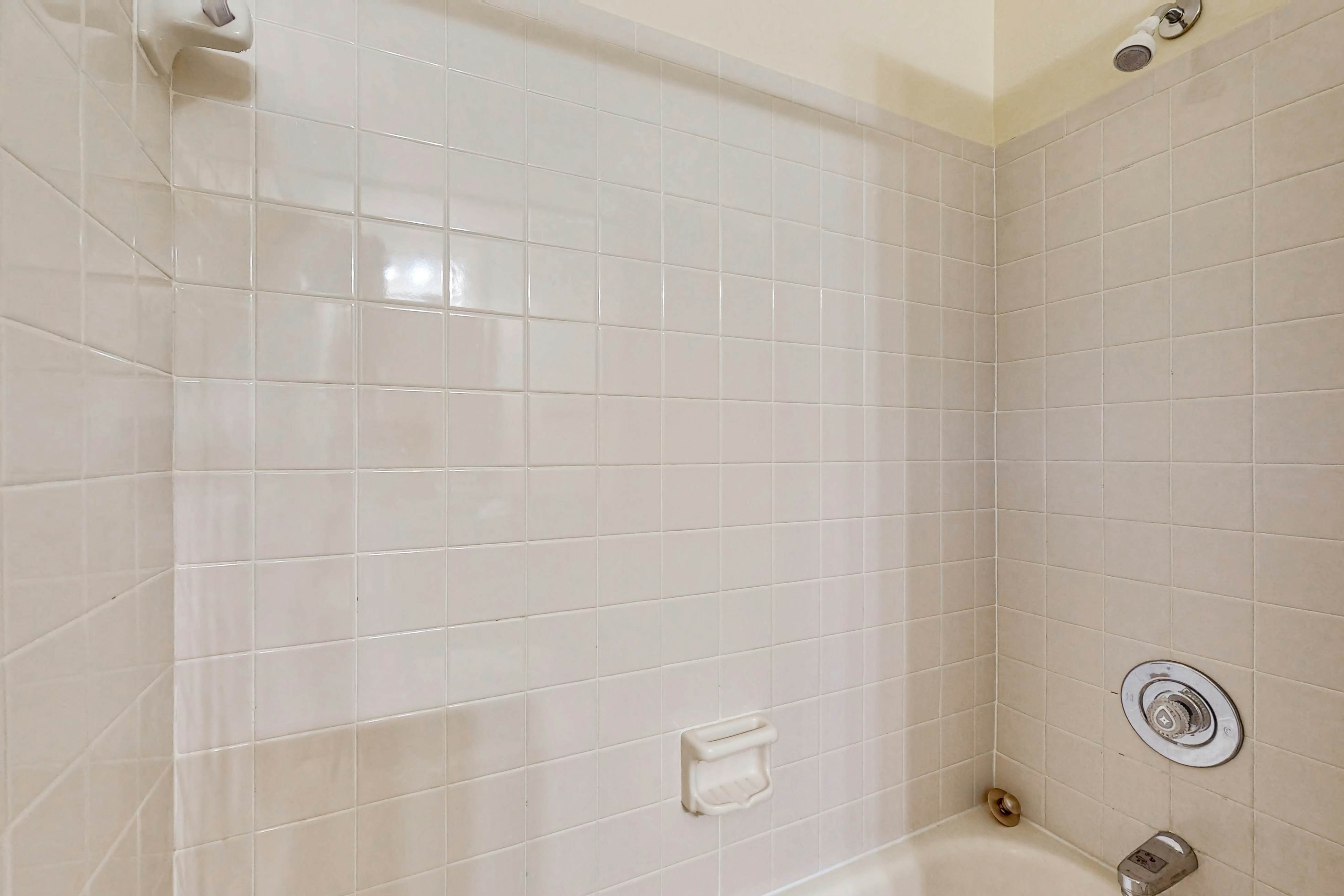 Top-floor Condo with on-site pool, hot tub, grills, gym, & private balcony