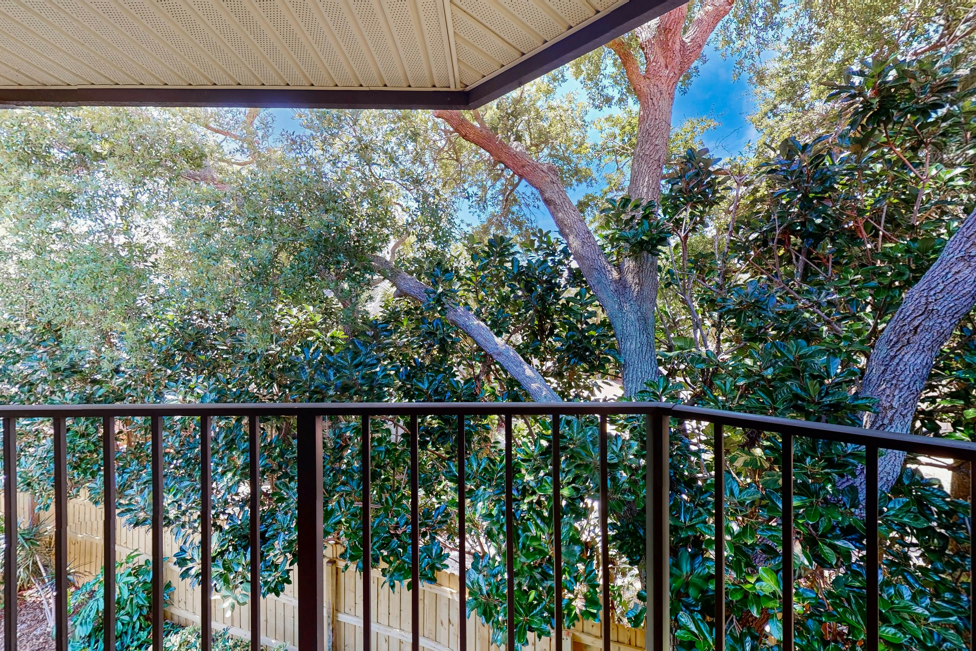 Top-floor Condo with on-site pool, hot tub, grills, gym, & private balcony