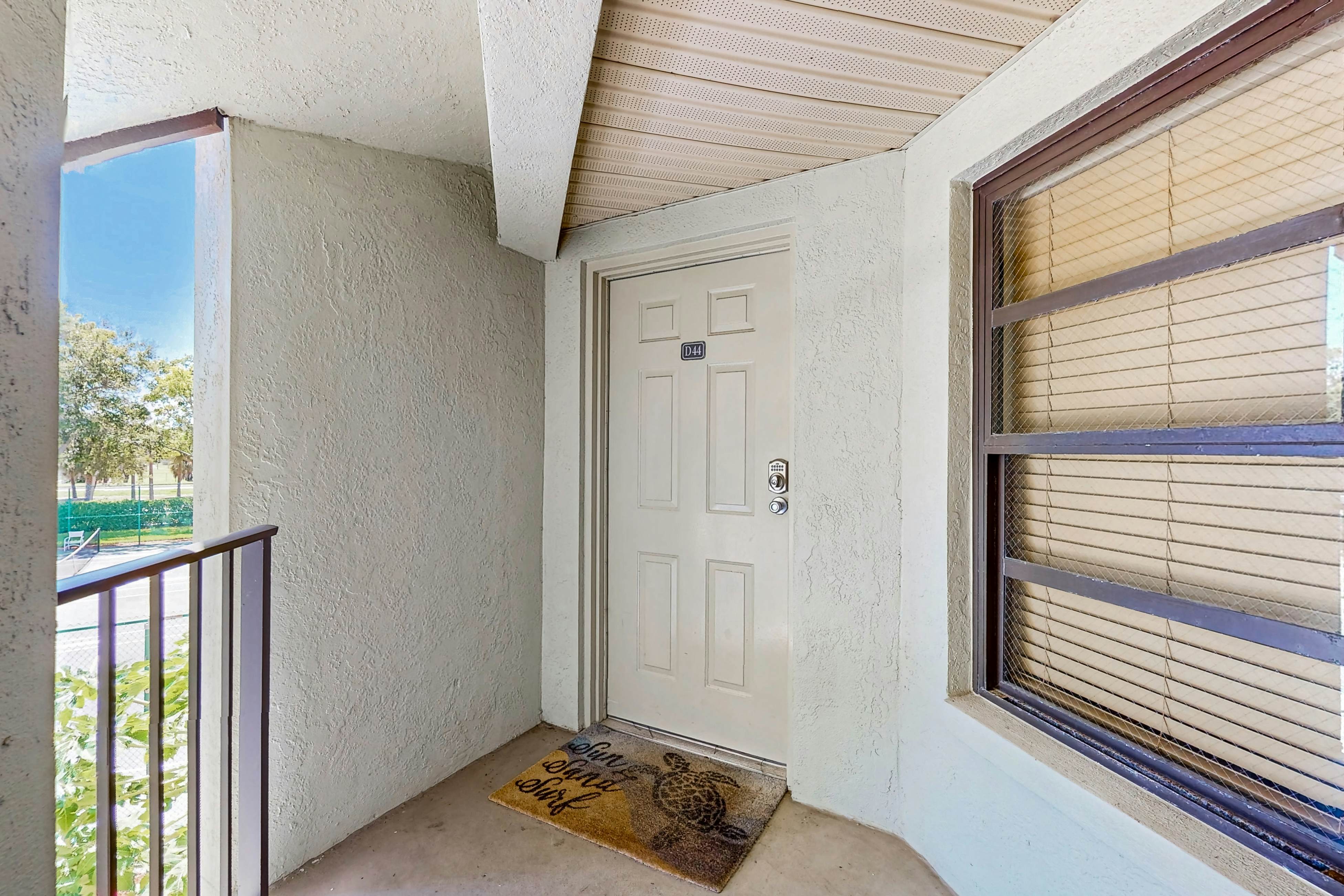 Top-floor Condo with on-site pool, hot tub, grills, gym, & private balcony