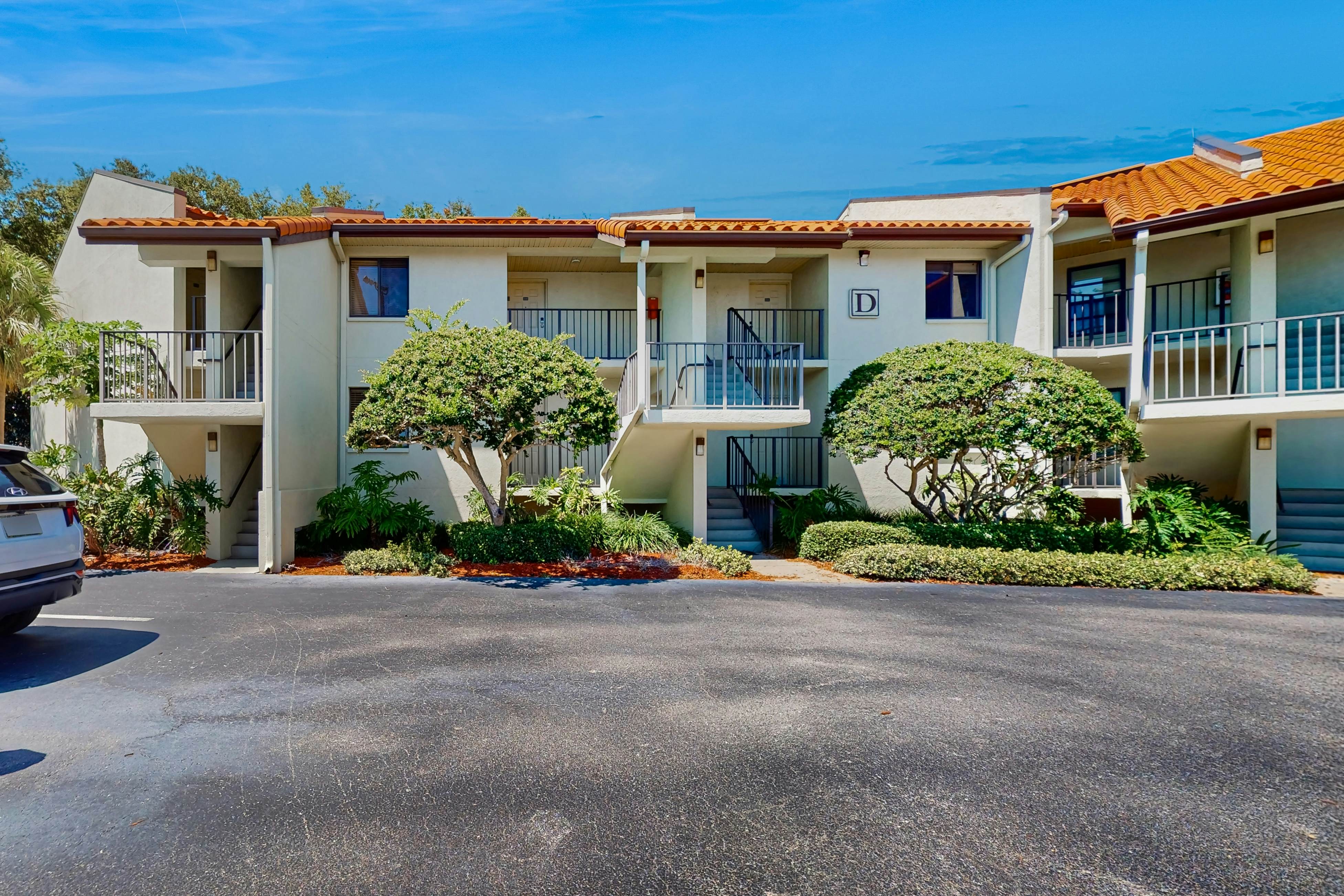 Top-floor Condo with on-site pool, hot tub, grills, gym, & private balcony