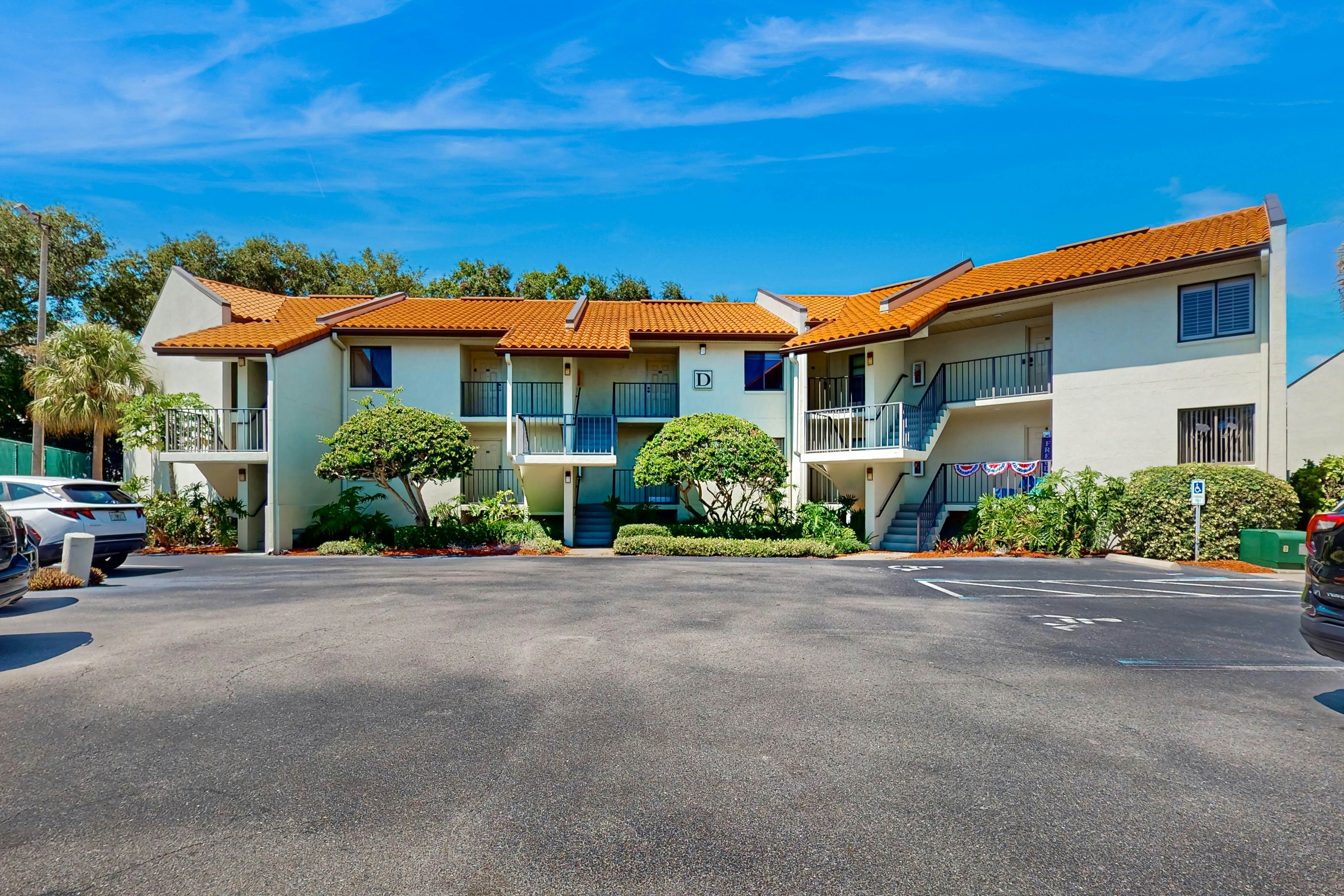 Top-floor Condo with on-site pool, hot tub, grills, gym, & private balcony