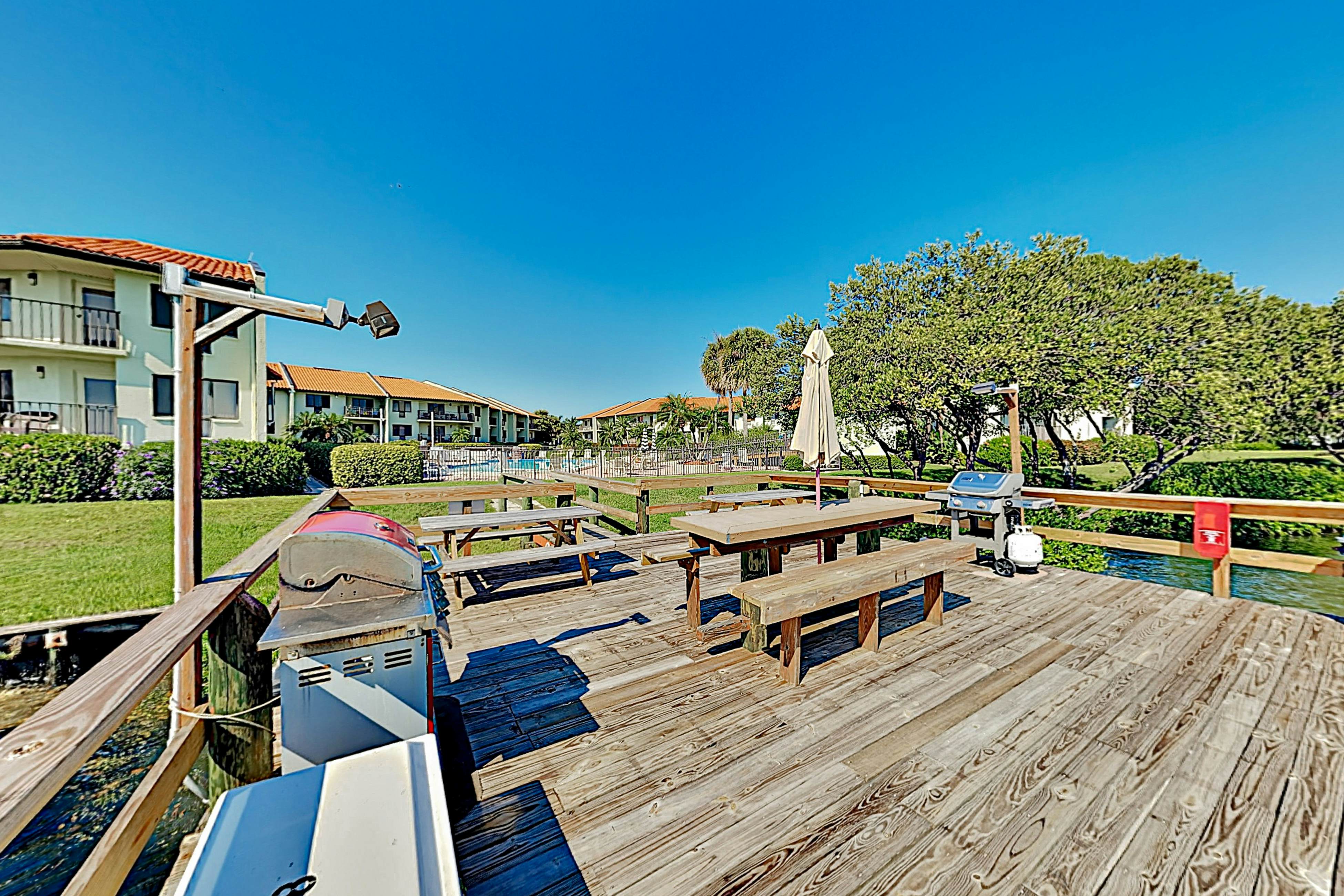 Top-floor Condo with on-site pool, hot tub, grills, gym, & private balcony