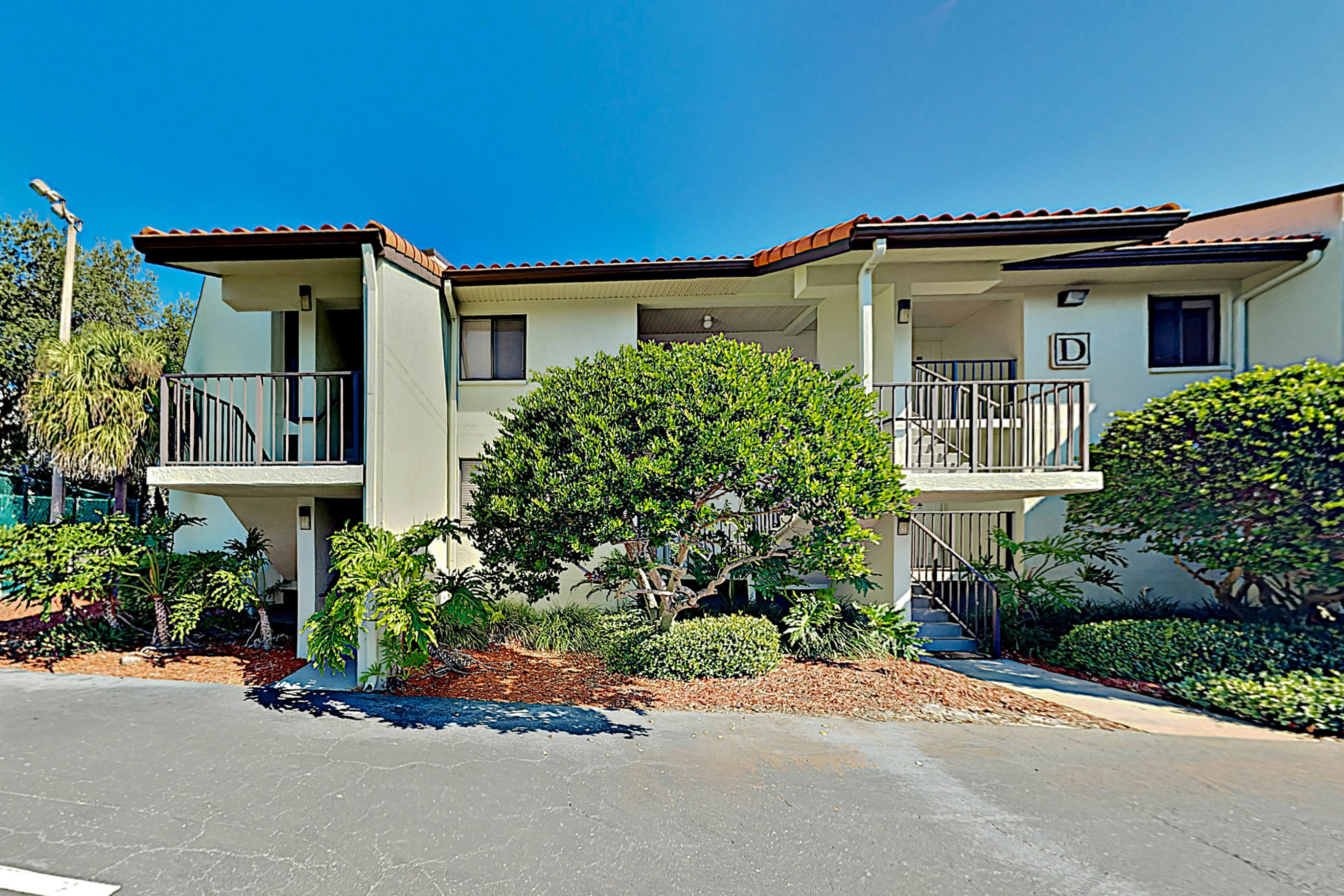 Top-floor Condo with on-site pool, hot tub, grills, gym, & private balcony