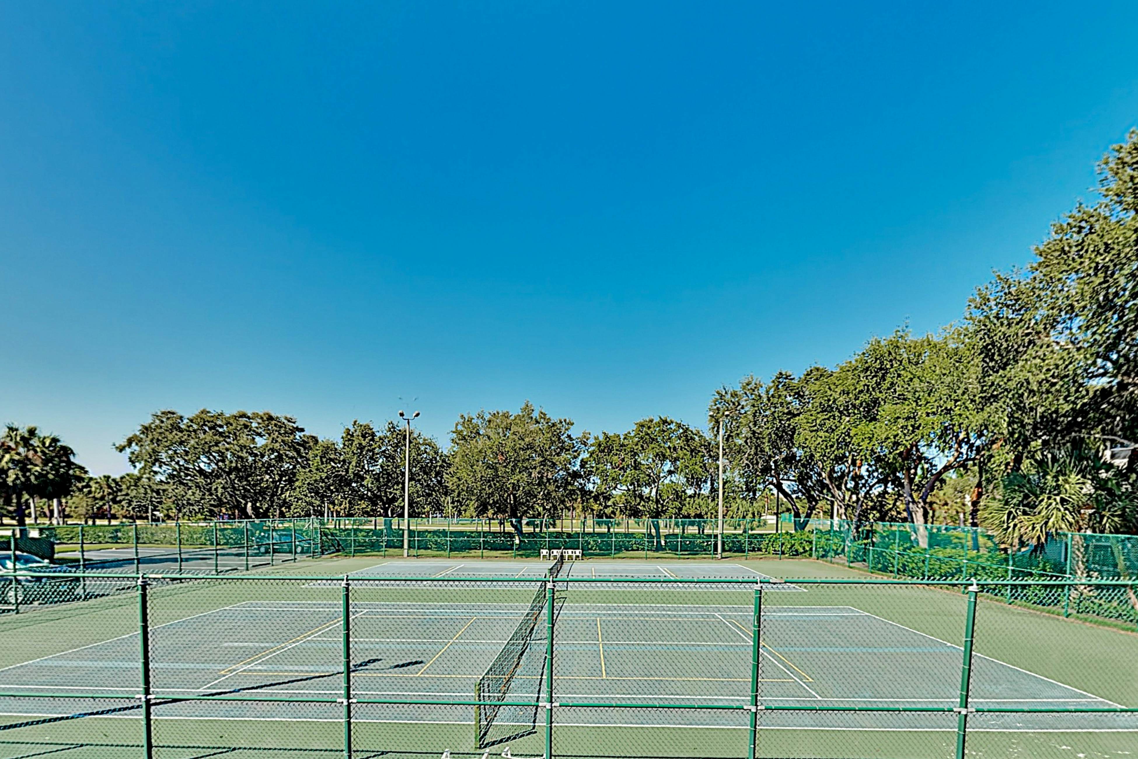 Top-floor Condo with on-site pool, hot tub, grills, gym, & private balcony