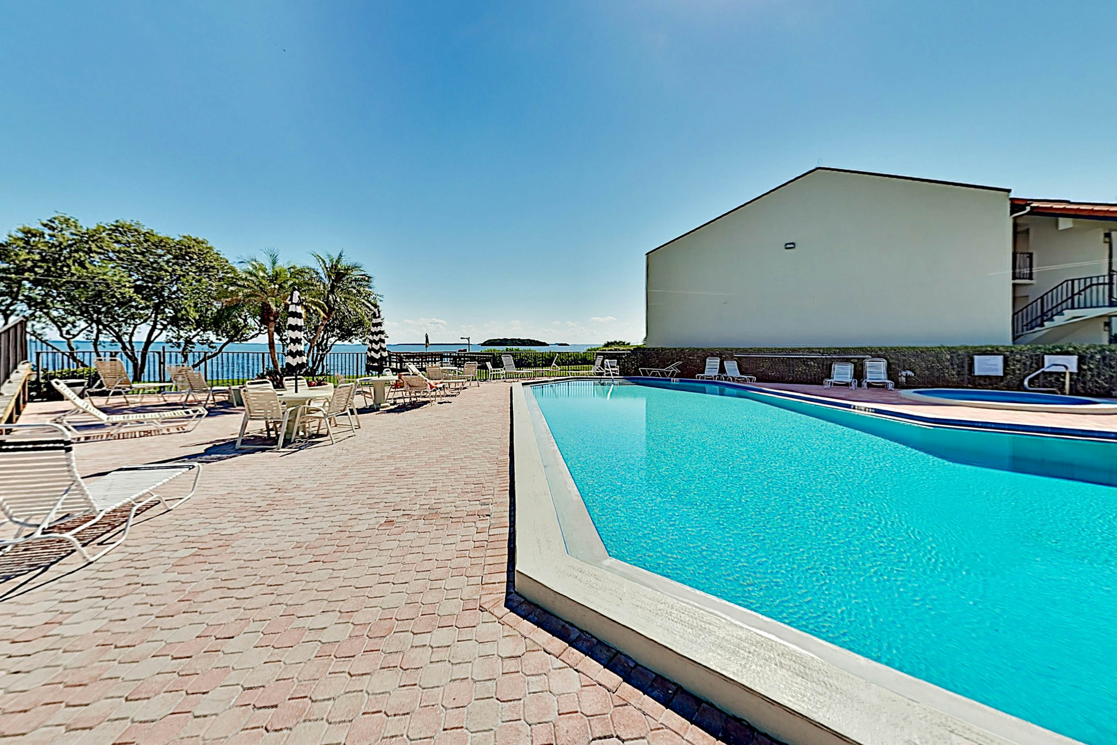 Top-floor Condo with on-site pool, hot tub, grills, gym, & private balcony