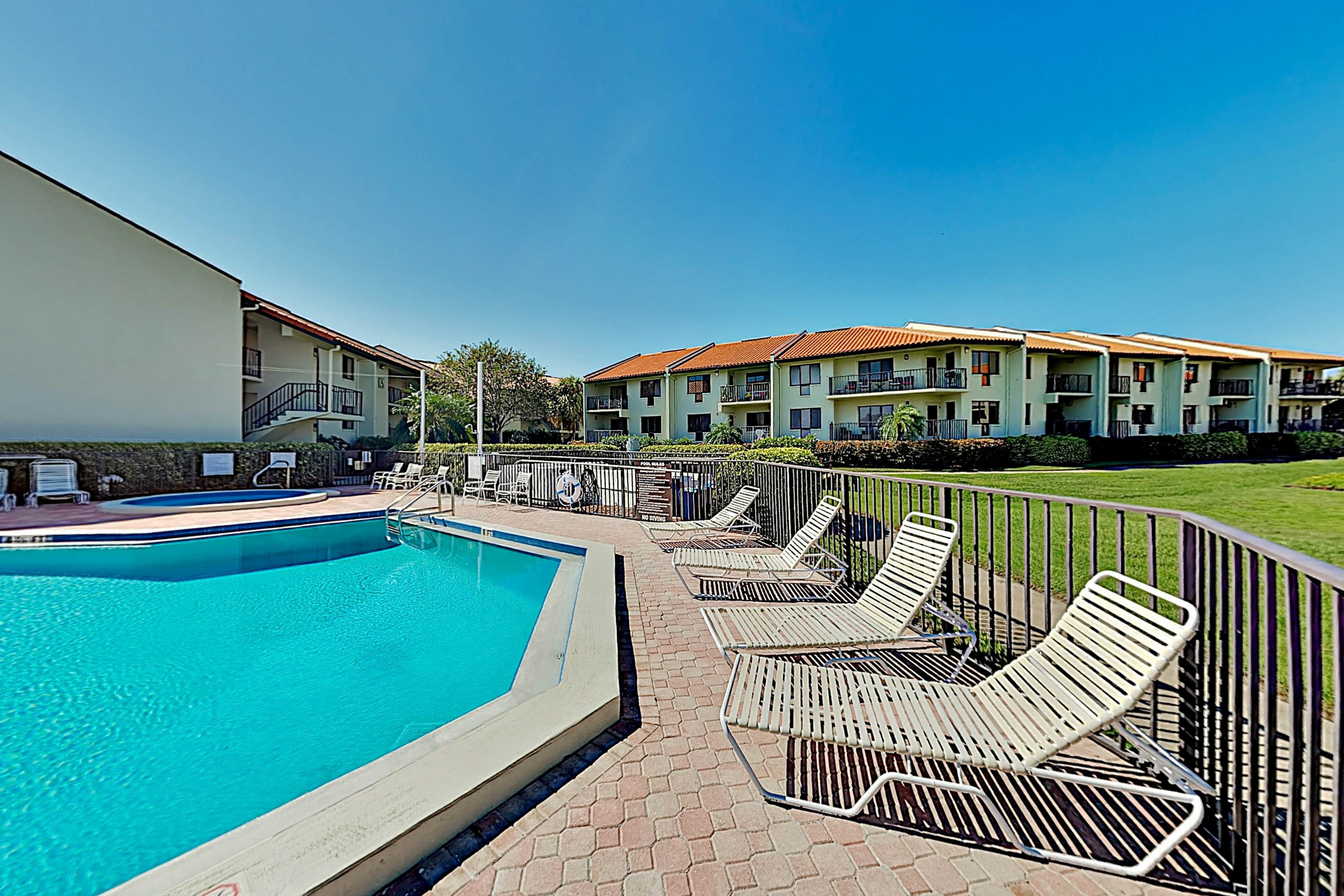 Top-floor Condo with on-site pool, hot tub, grills, gym, & private balcony