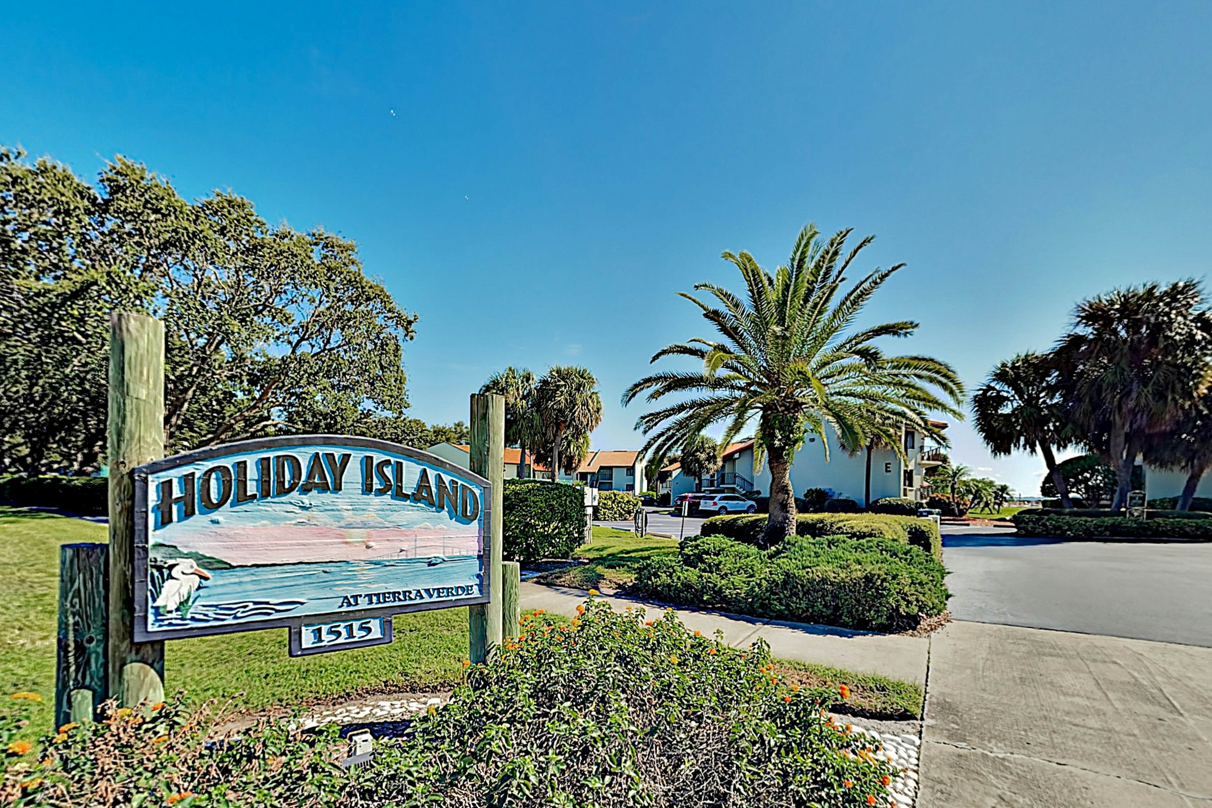 Top-floor Condo with on-site pool, hot tub, grills, gym, & private balcony