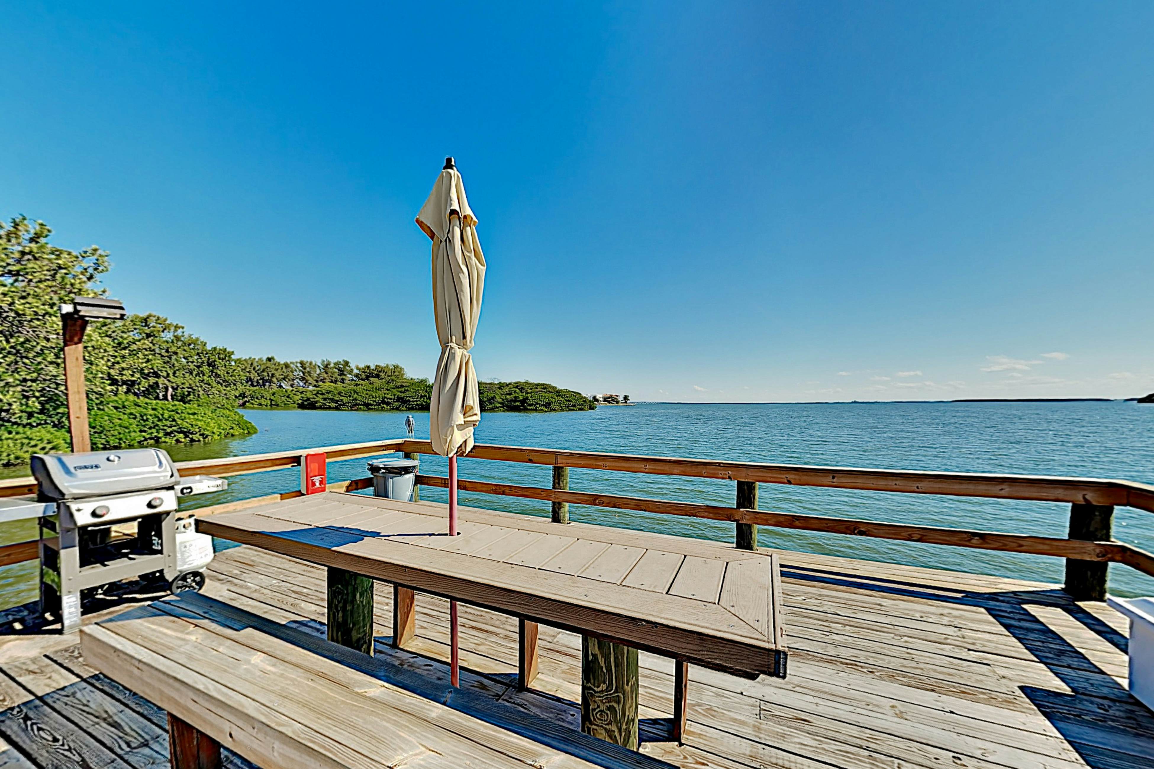 Top-floor Condo with on-site pool, hot tub, grills, gym, & private balcony