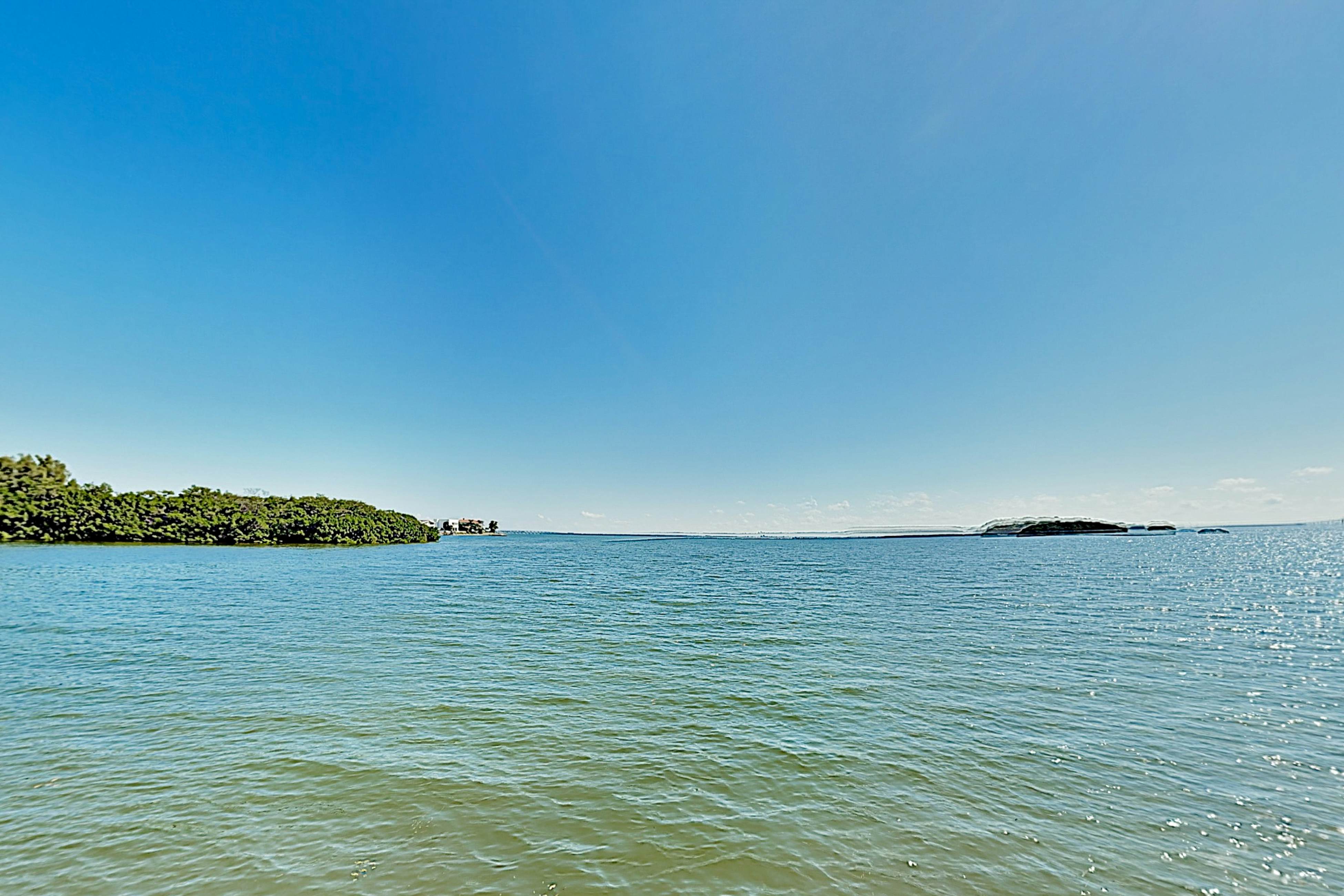 Top-floor Condo with on-site pool, hot tub, grills, gym, & private balcony