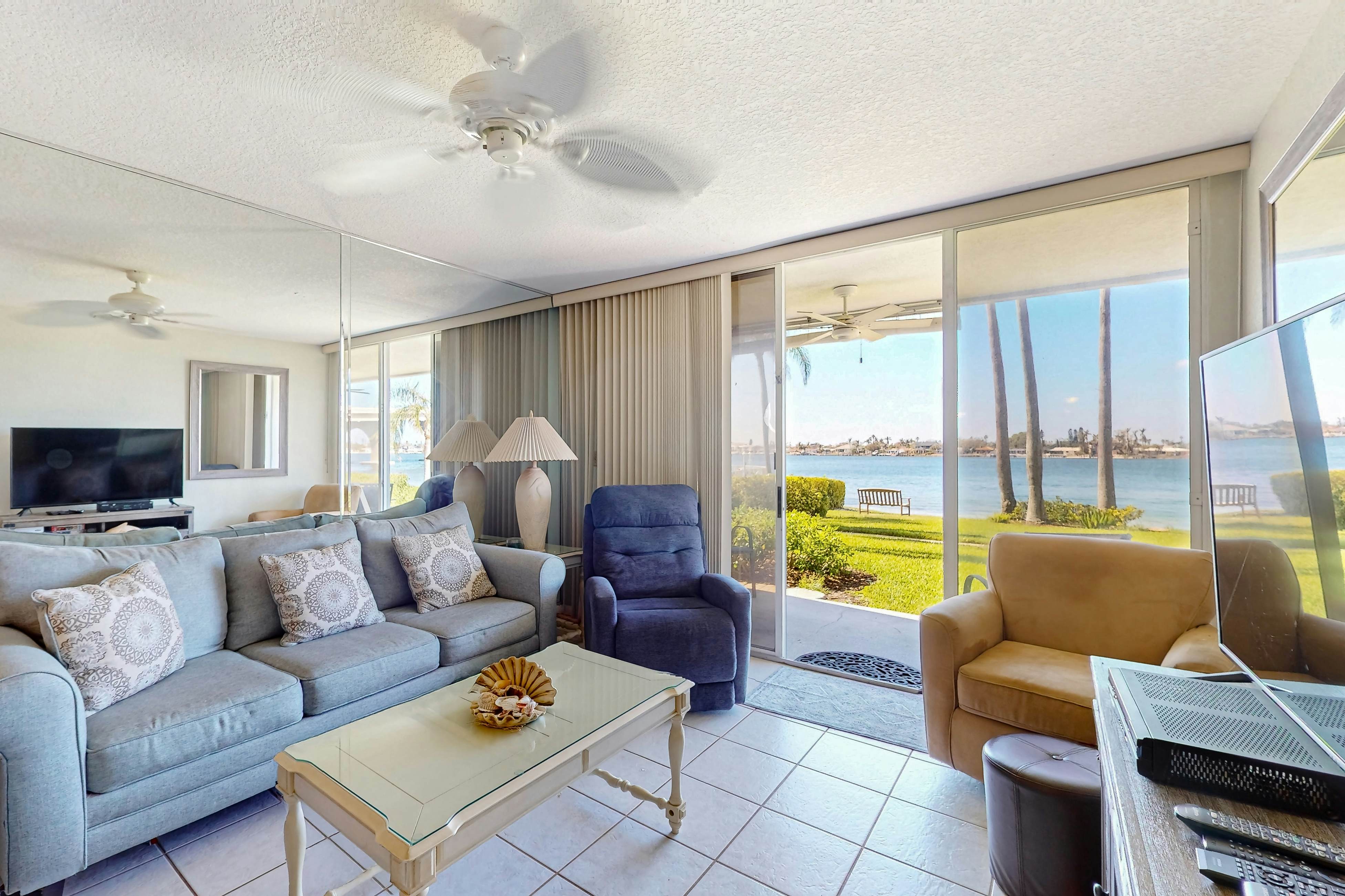 Updated Condo in Boca Ciega Bay Resort w/ Pool & Hot Tub - On Intracoastal