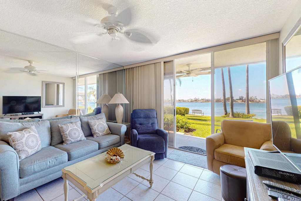 Updated Condo in Boca Ciega Bay Resort w Pool and Hot Tub On Intracoastal