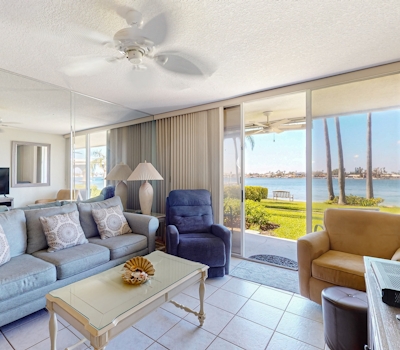 Updated Condo in Boca Ciega Bay Resort w Pool and Hot Tub On Intracoastal