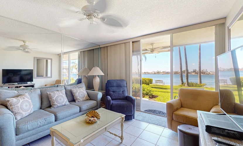 Updated Condo in Boca Ciega Bay Resort w Pool and Hot Tub On Intracoastal