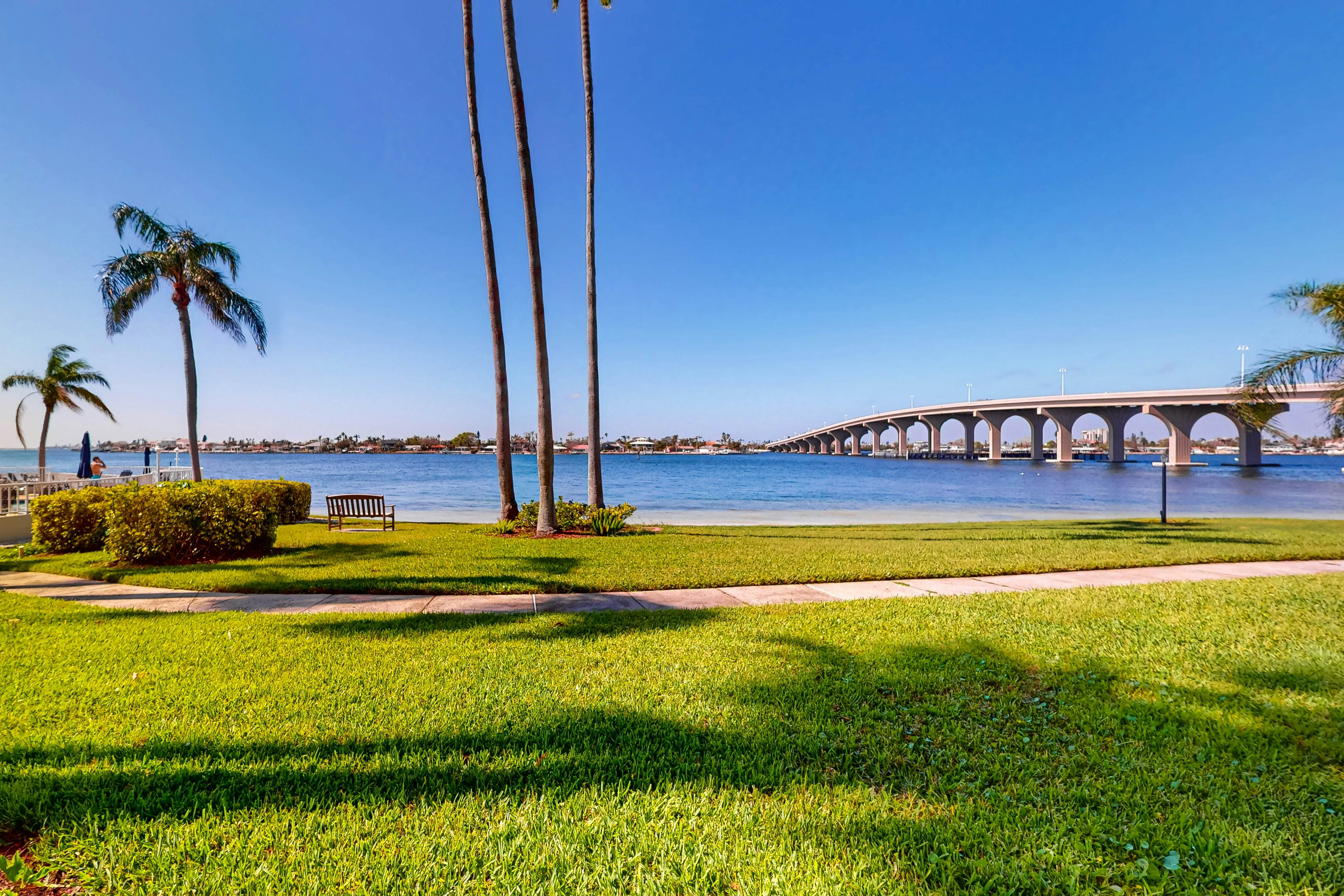 Updated Condo in Boca Ciega Bay Resort w/ Pool & Hot Tub - On Intracoastal