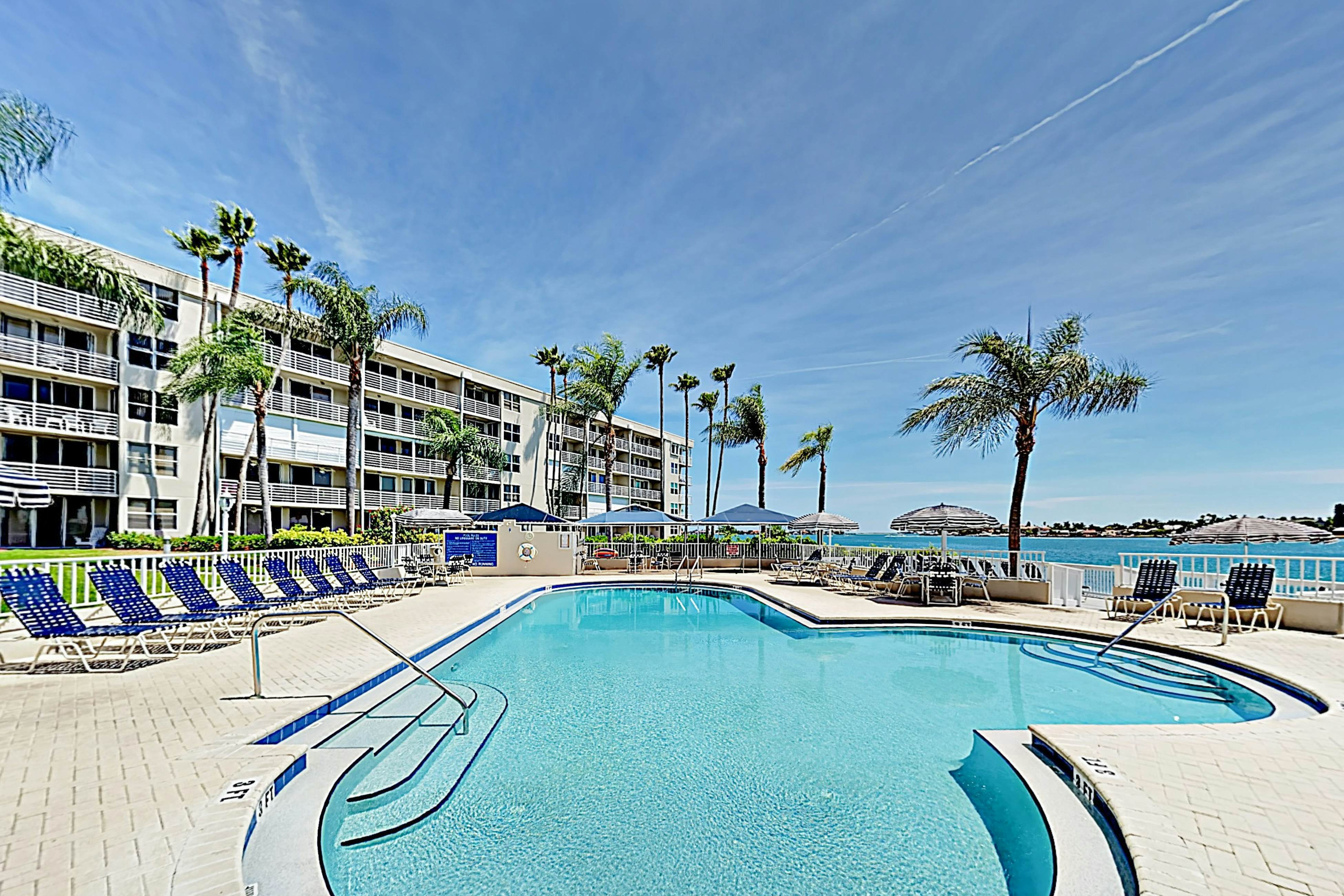Updated Condo in Boca Ciega Bay Resort w/ Pool & Hot Tub - On Intracoastal