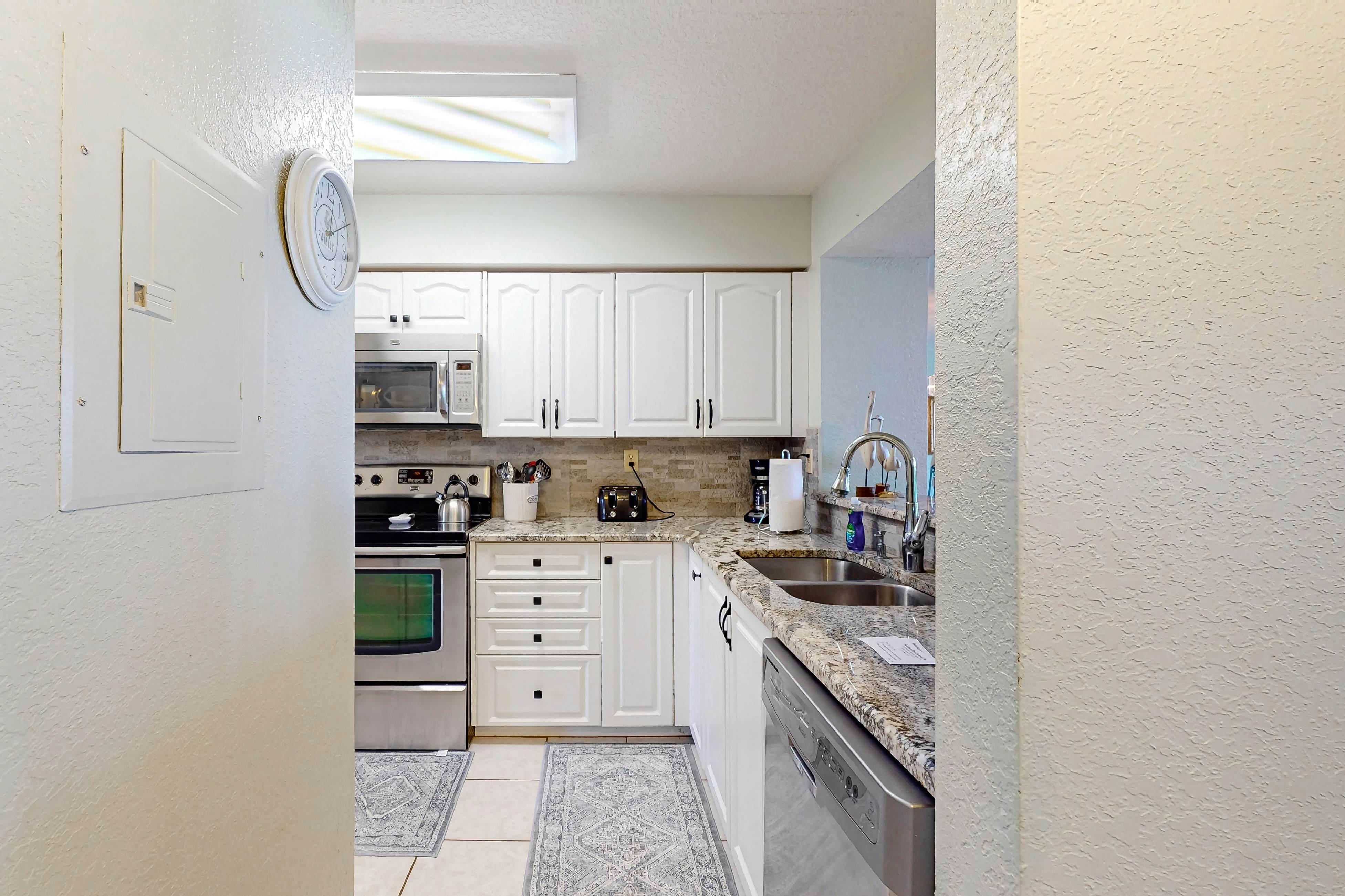 Updated Condo in Boca Ciega Bay Resort w/ Pool & Hot Tub - On Intracoastal