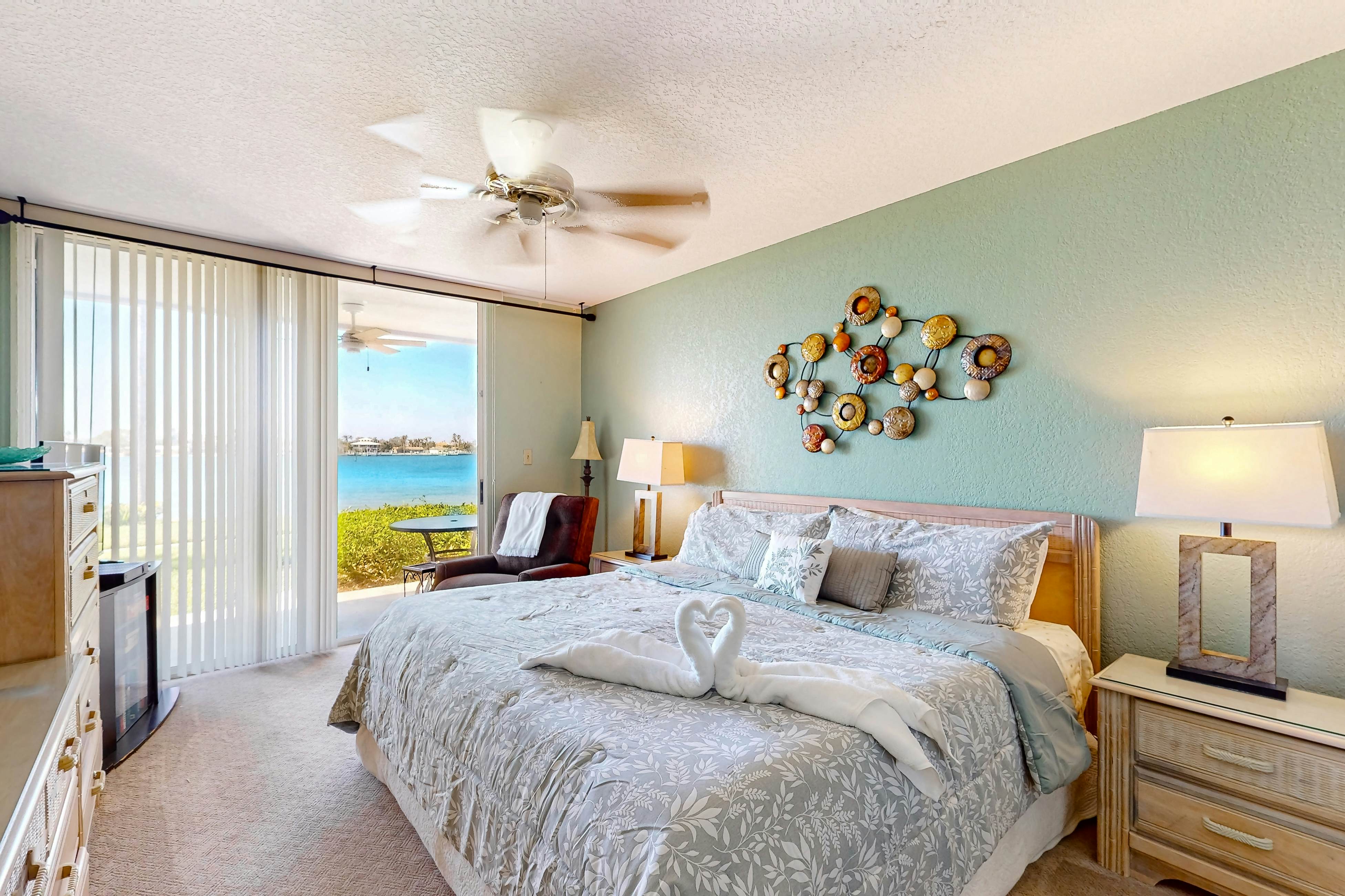 Updated Condo in Boca Ciega Bay Resort w/ Pool & Hot Tub - On Intracoastal