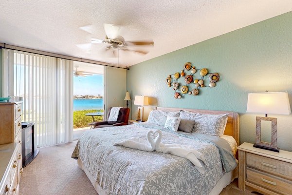 Updated Condo in Boca Ciega Bay Resort w Pool and Hot Tub On Intracoastal