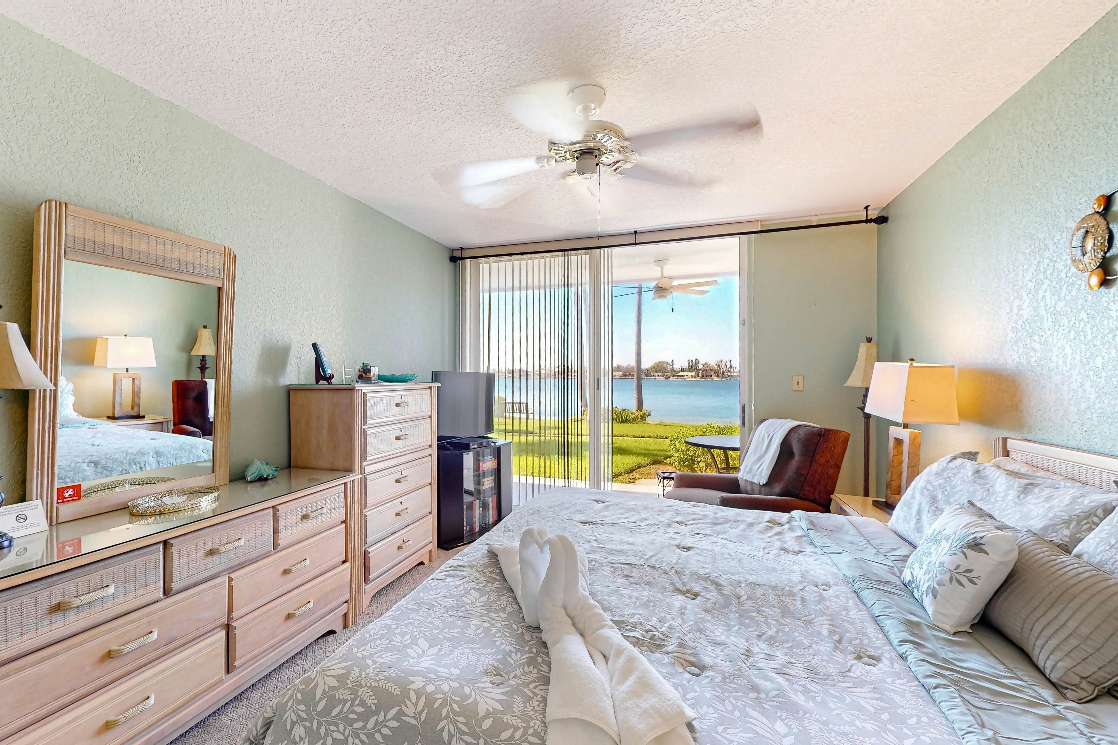 Updated Condo in Boca Ciega Bay Resort w/ Pool & Hot Tub - On Intracoastal