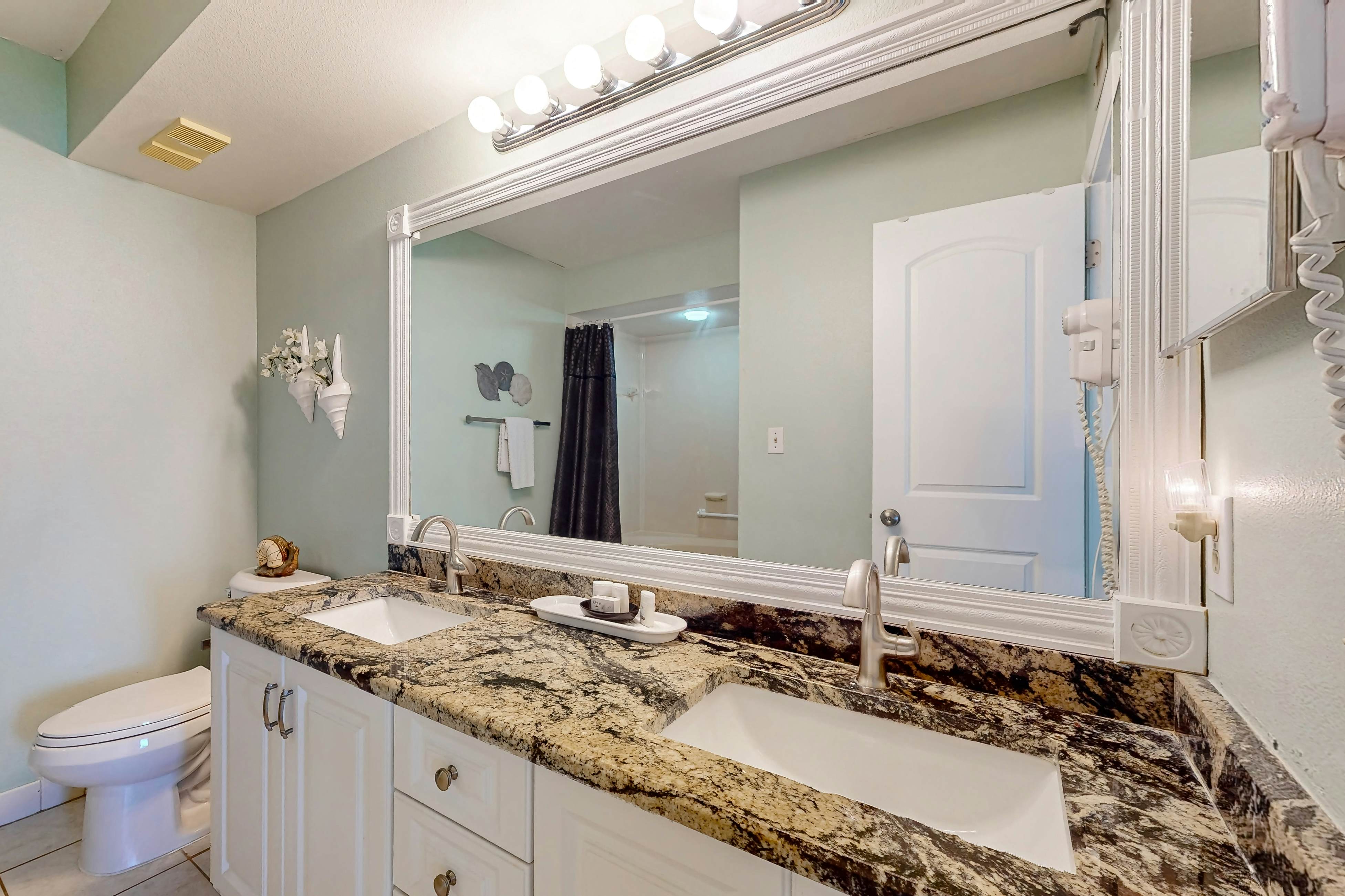 Updated Condo in Boca Ciega Bay Resort w/ Pool & Hot Tub - On Intracoastal