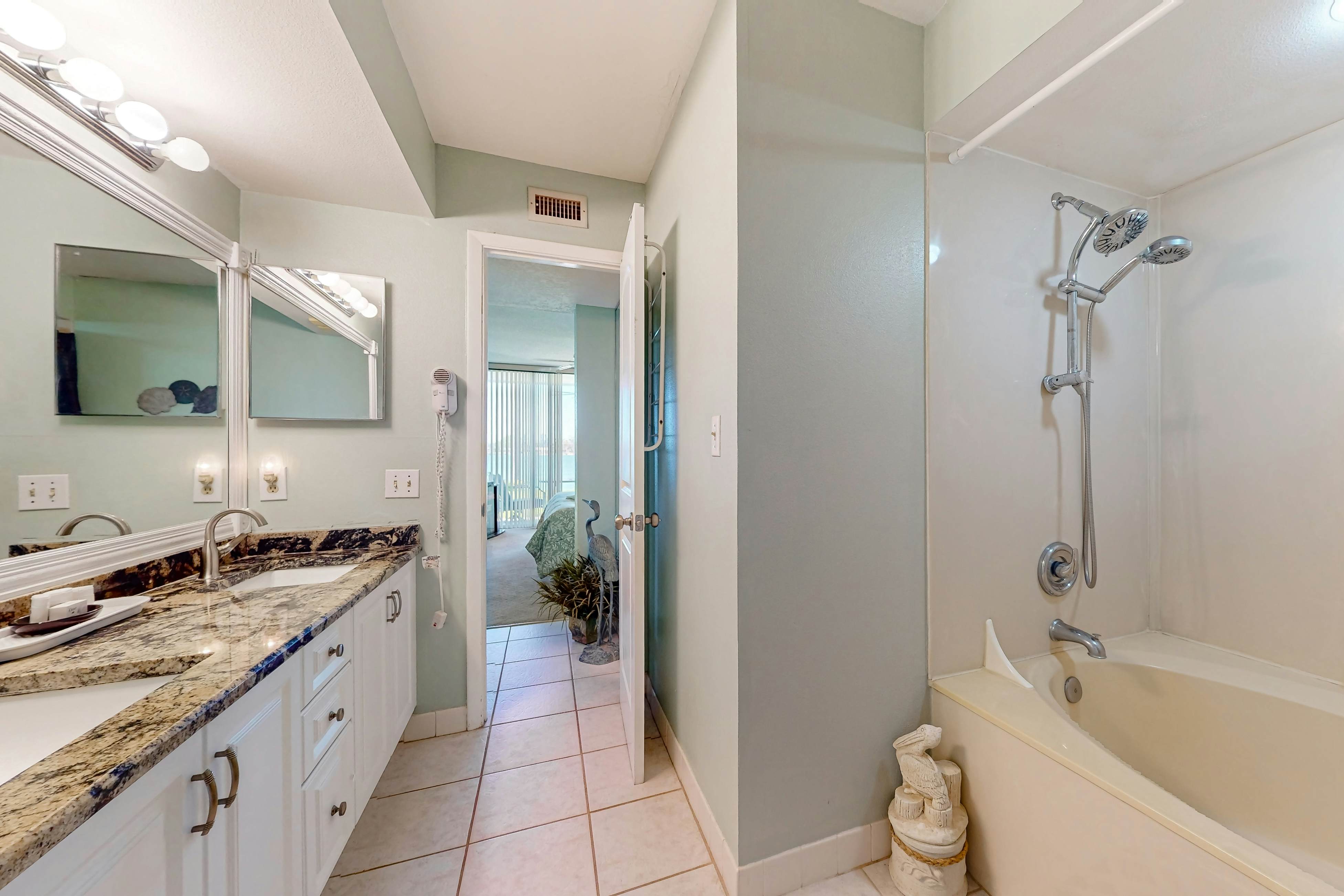 Updated Condo in Boca Ciega Bay Resort w/ Pool & Hot Tub - On Intracoastal