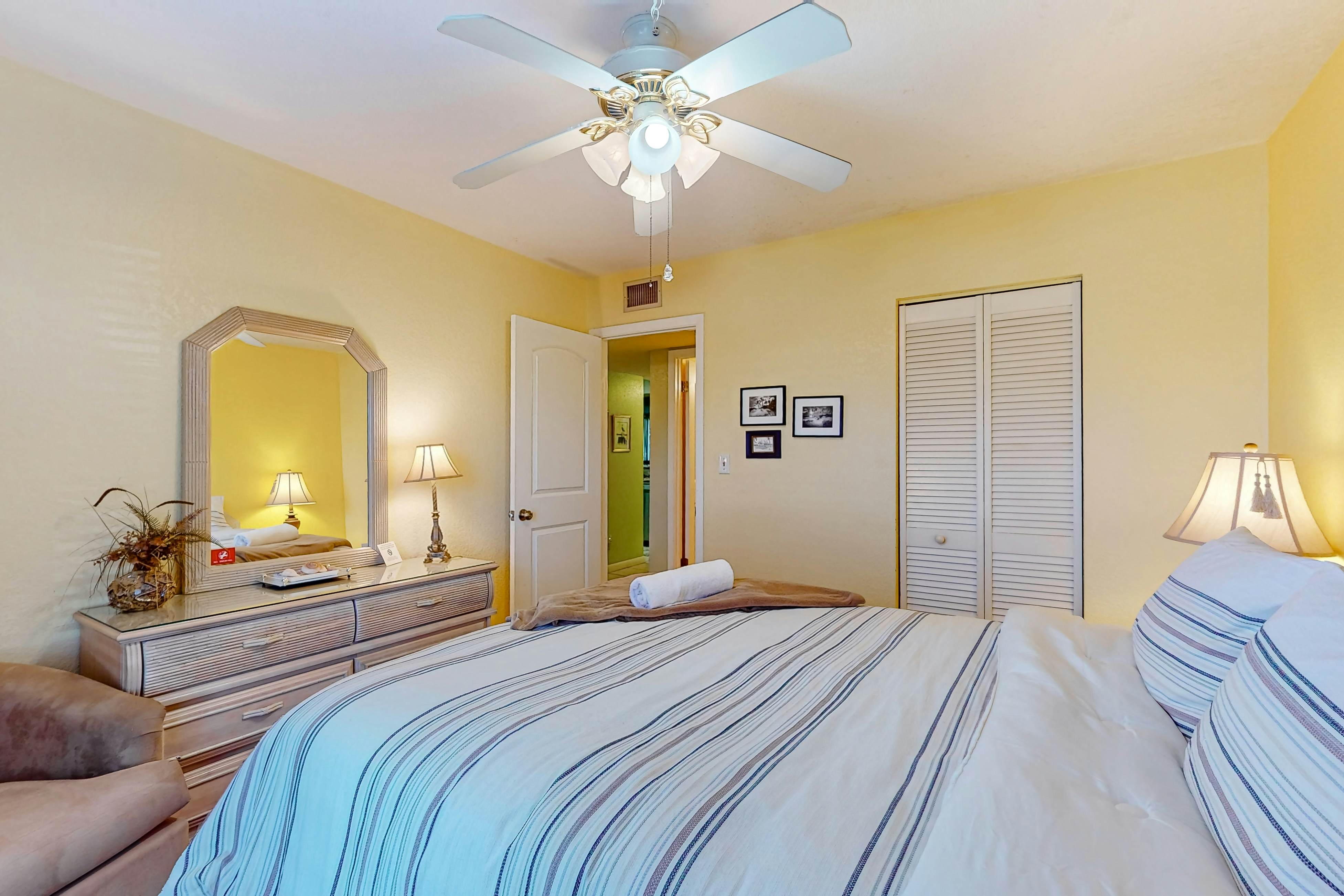 Updated Condo in Boca Ciega Bay Resort w/ Pool & Hot Tub - On Intracoastal