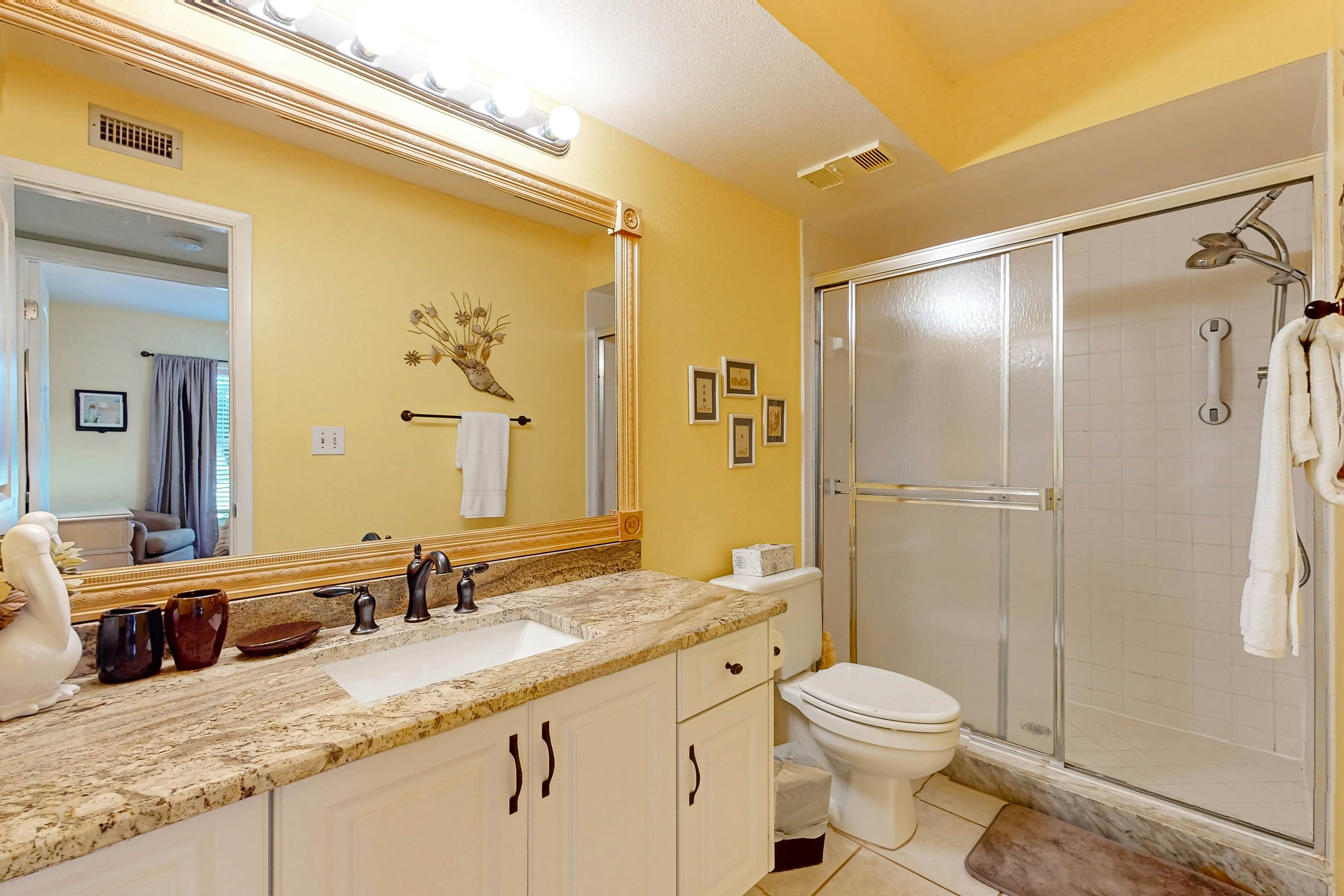 Updated Condo in Boca Ciega Bay Resort w/ Pool & Hot Tub - On Intracoastal