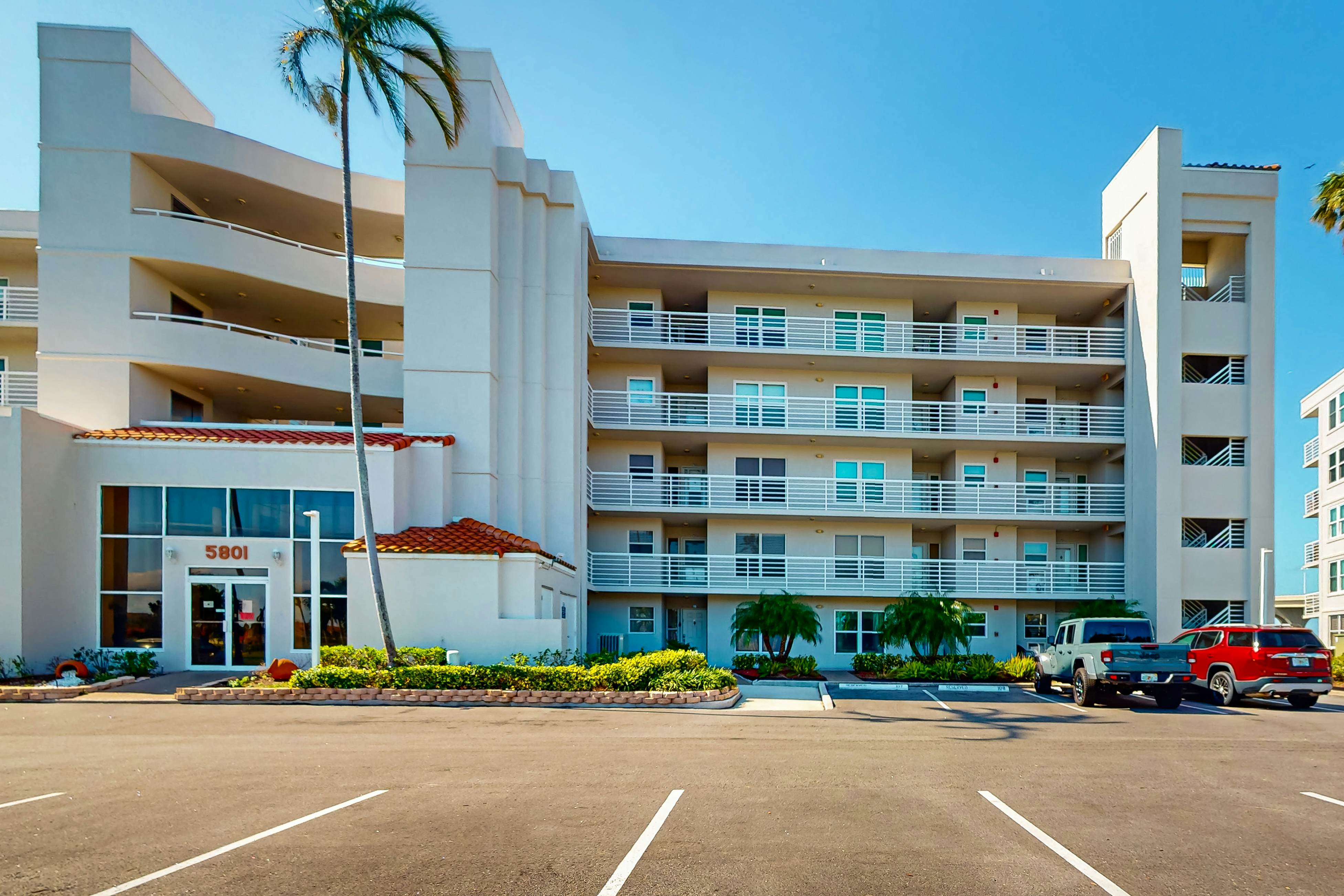 Updated Condo in Boca Ciega Bay Resort w/ Pool & Hot Tub - On Intracoastal