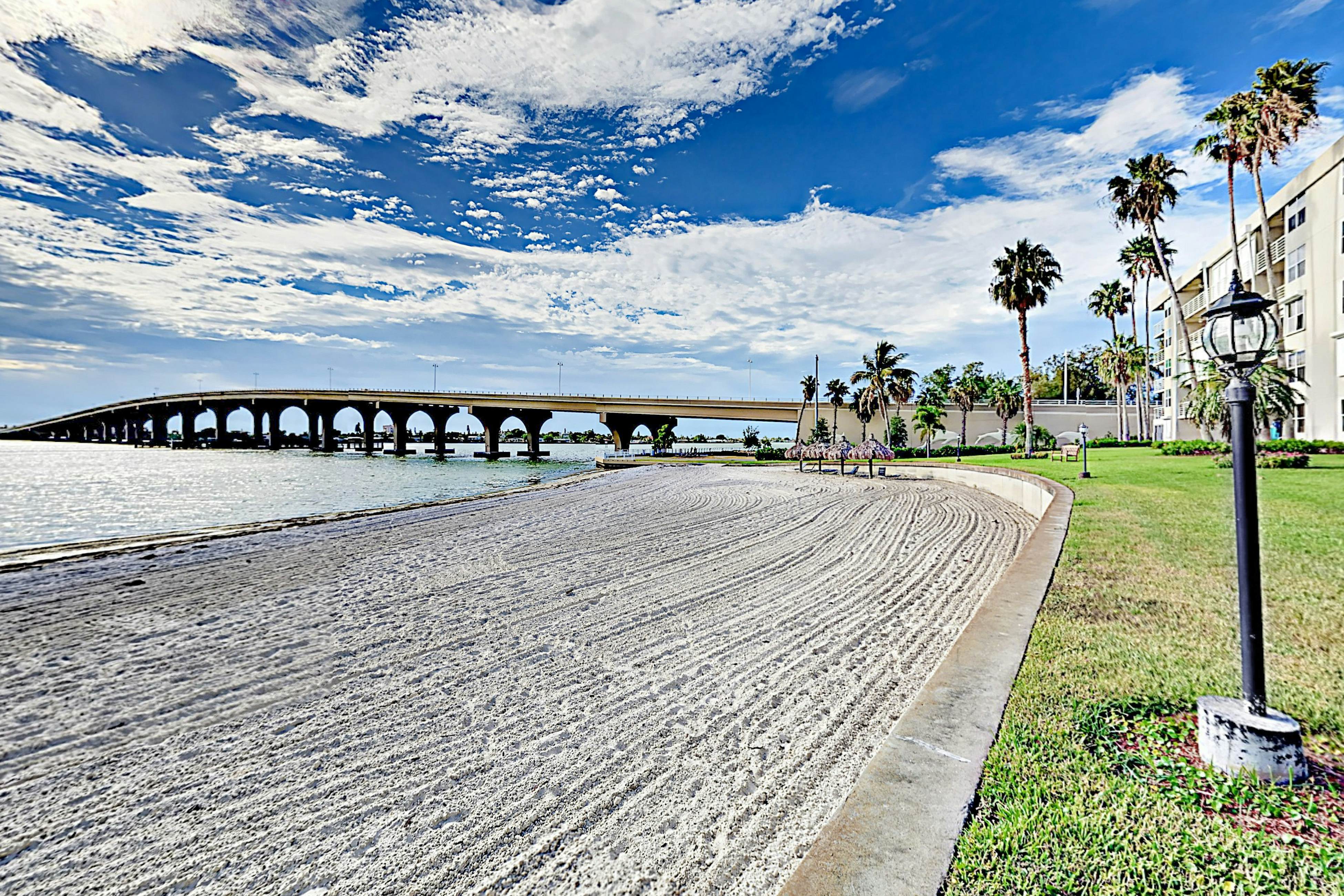 Updated Condo in Boca Ciega Bay Resort w/ Pool & Hot Tub - On Intracoastal