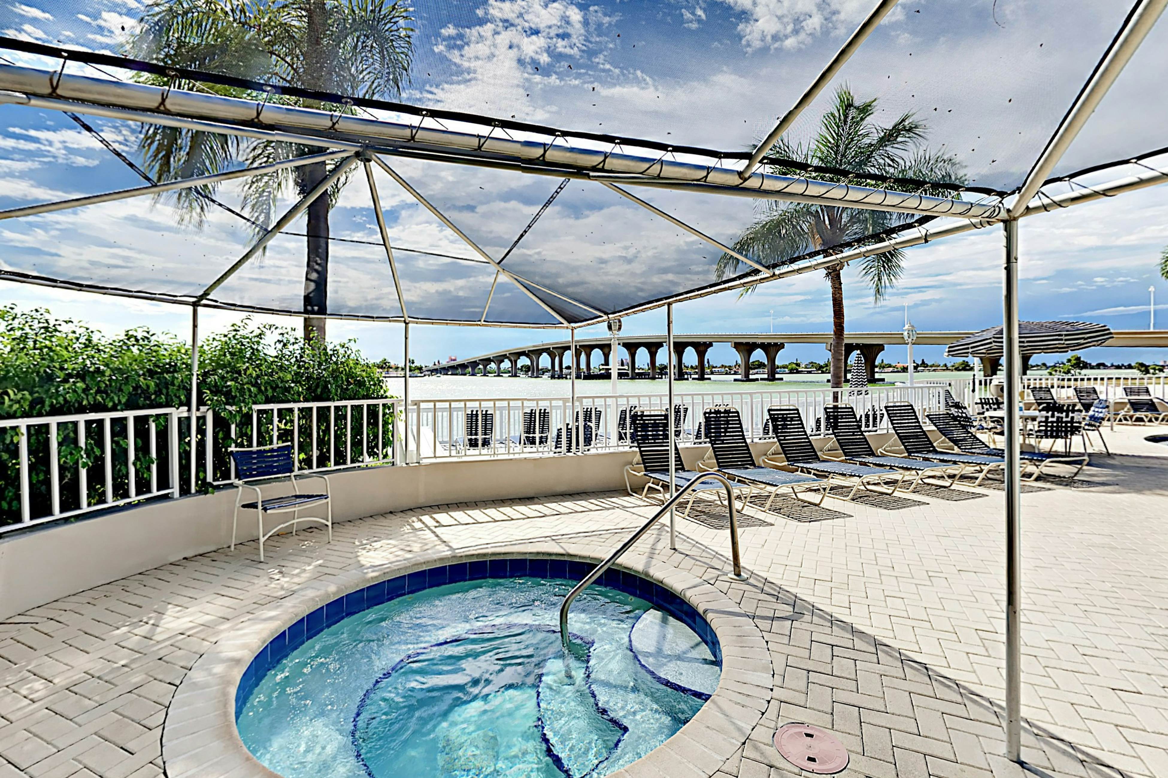 Updated Condo in Boca Ciega Bay Resort w/ Pool & Hot Tub - On Intracoastal
