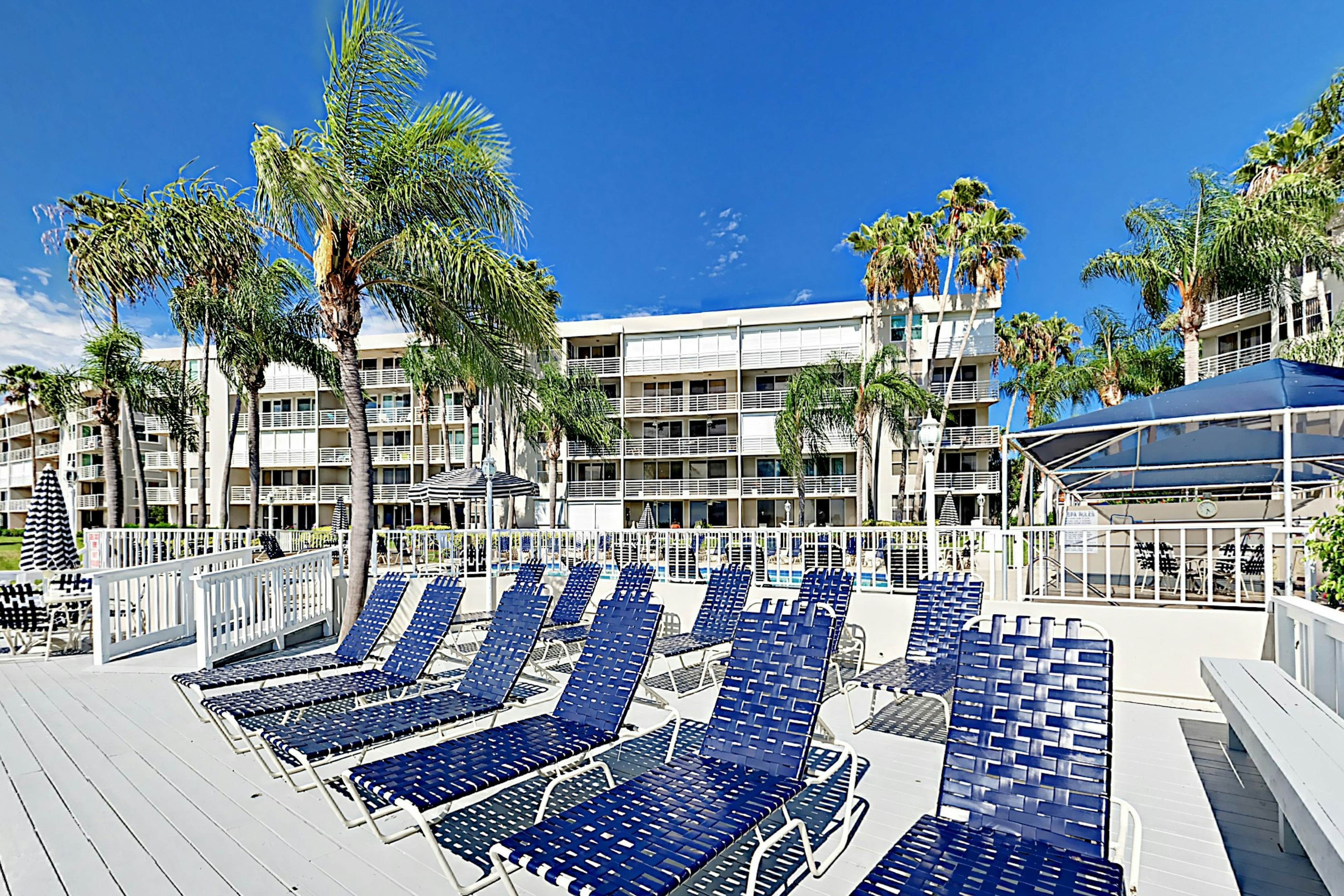 Updated Condo in Boca Ciega Bay Resort w/ Pool & Hot Tub - On Intracoastal