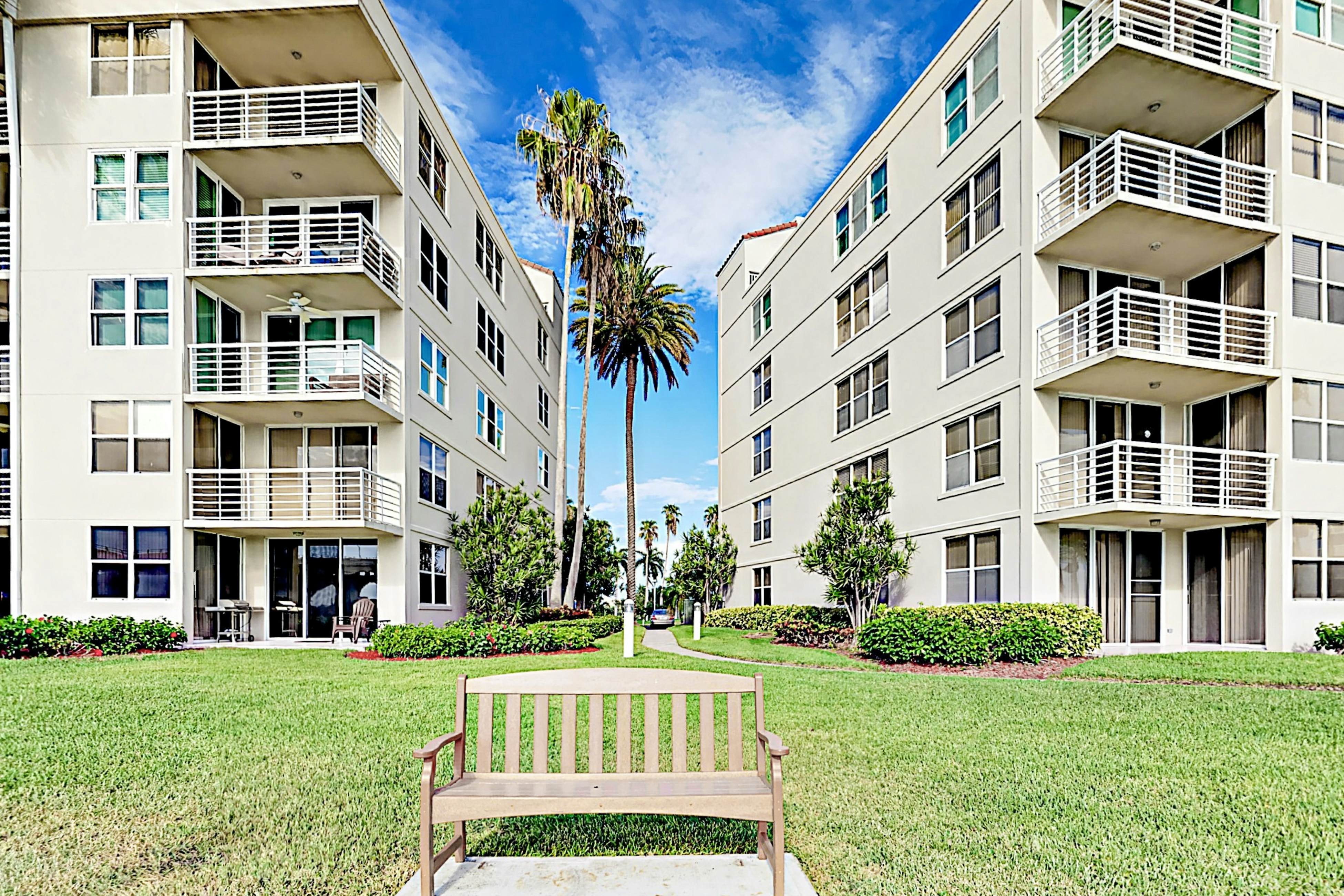 Updated Condo in Boca Ciega Bay Resort w/ Pool & Hot Tub - On Intracoastal