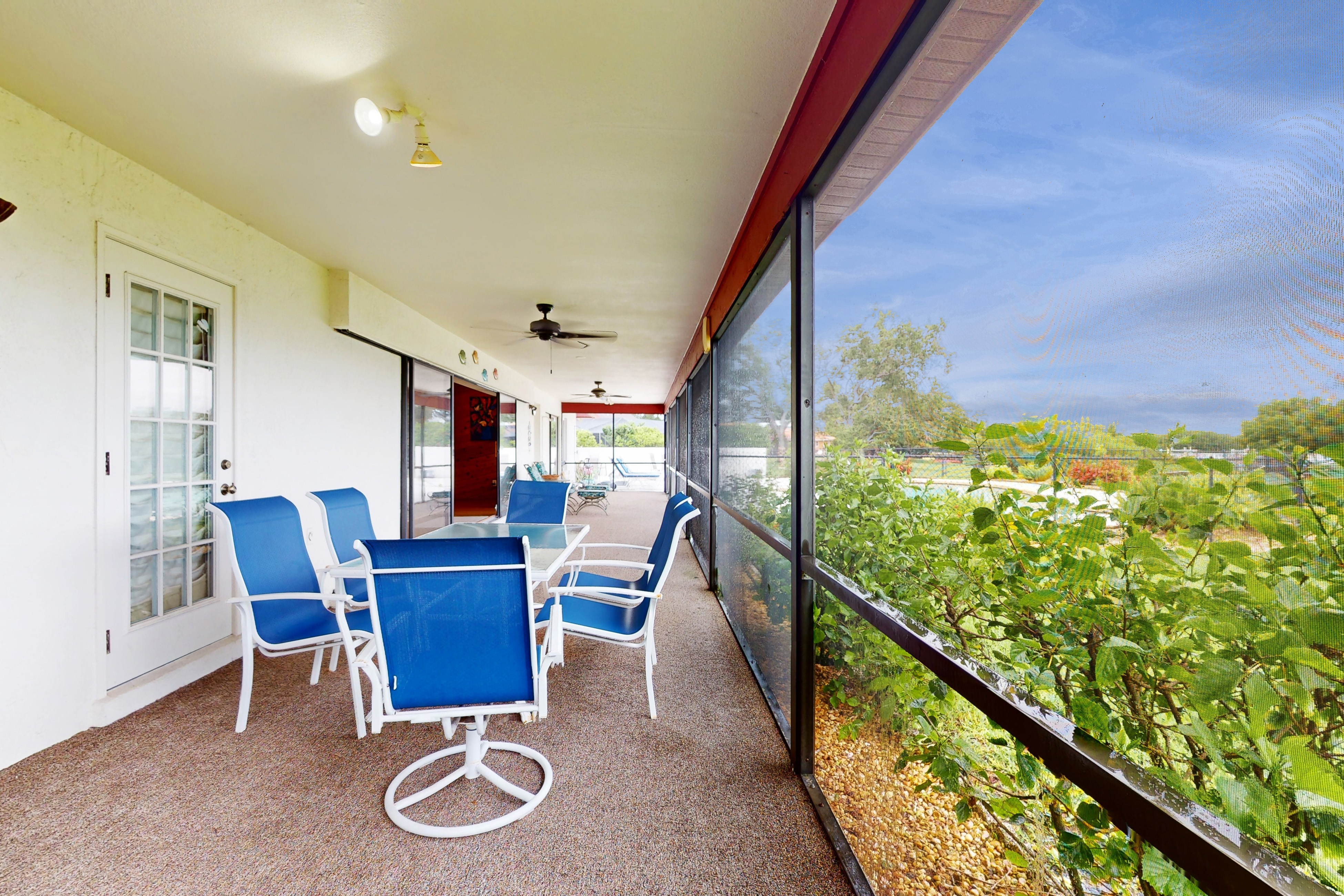 Harbor Isle Waterfront Retreat Home Office and Private Pool Kayaks and Canoe