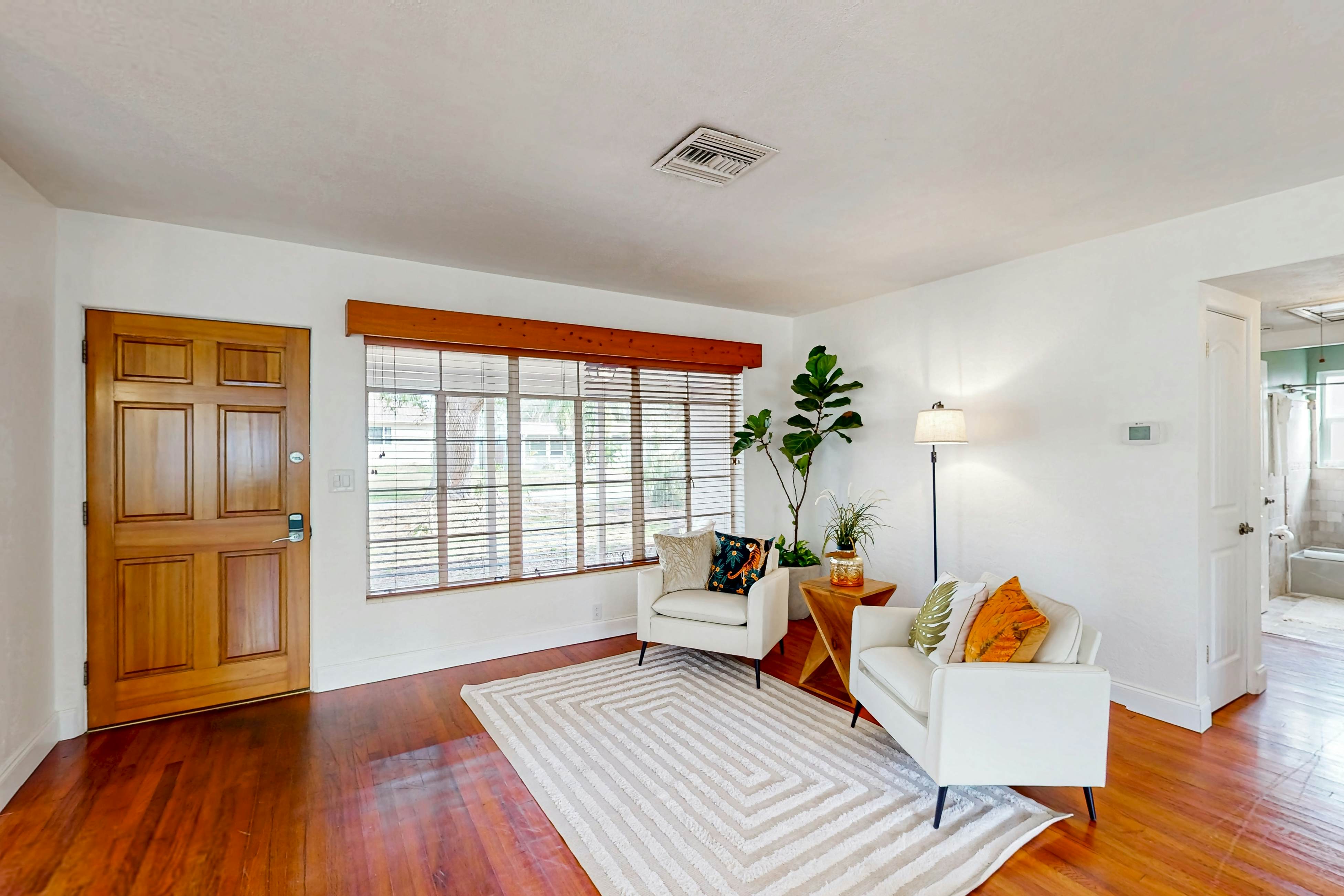 Charming dog friendly home with central location & outdoor patio