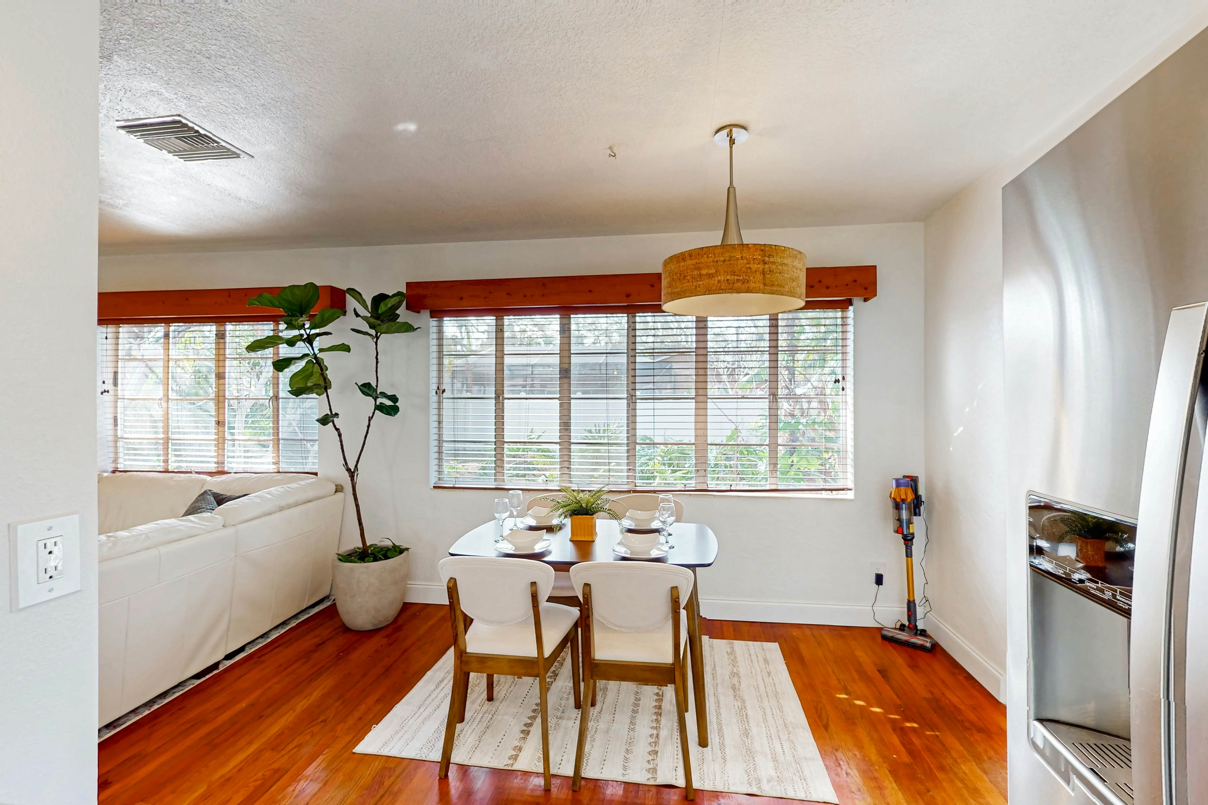 Charming dog friendly home with central location & outdoor patio