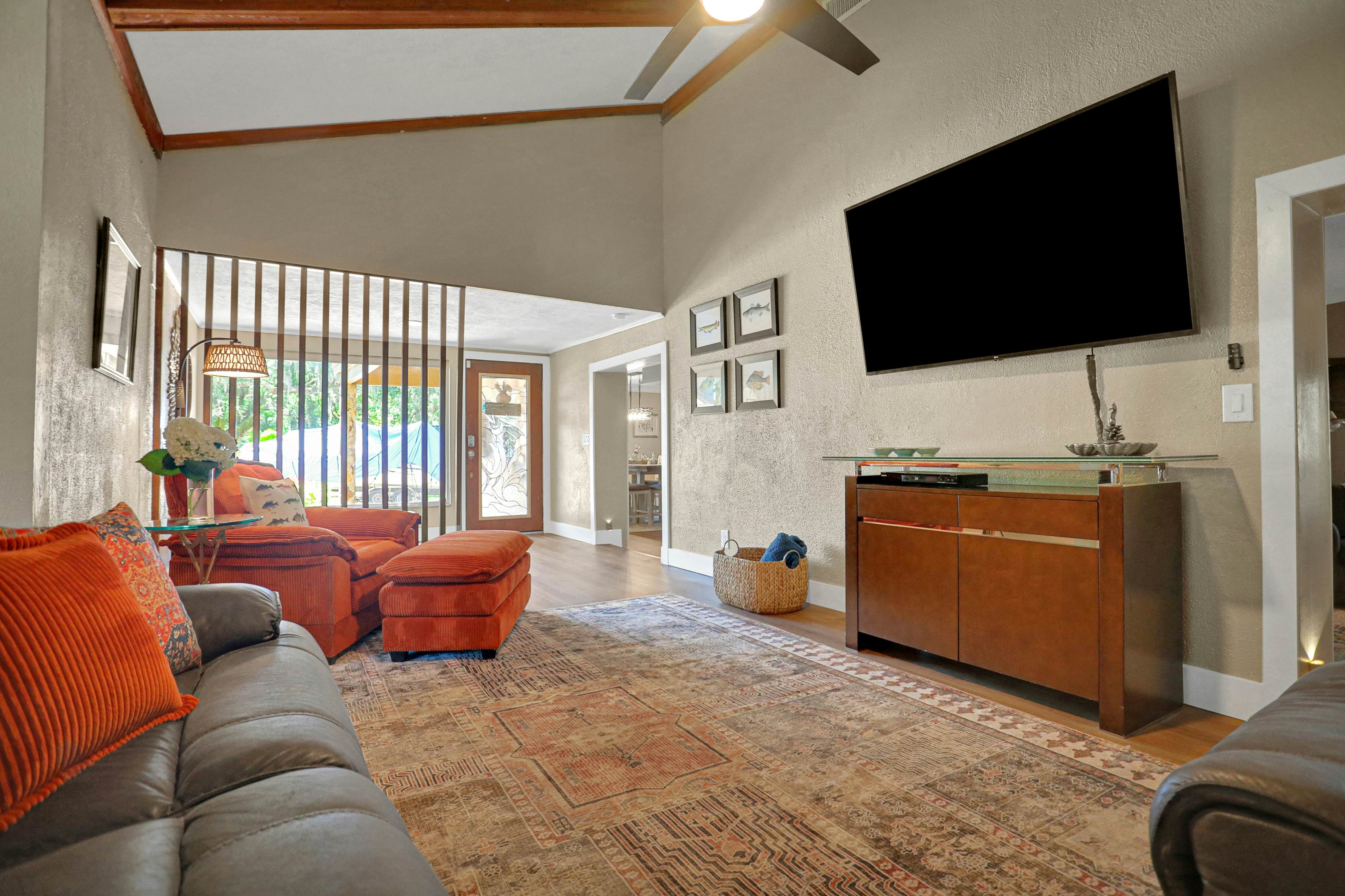 Riverfront retreat with pool/spa, outdoor kitchen, firepit, dock, sauna & games