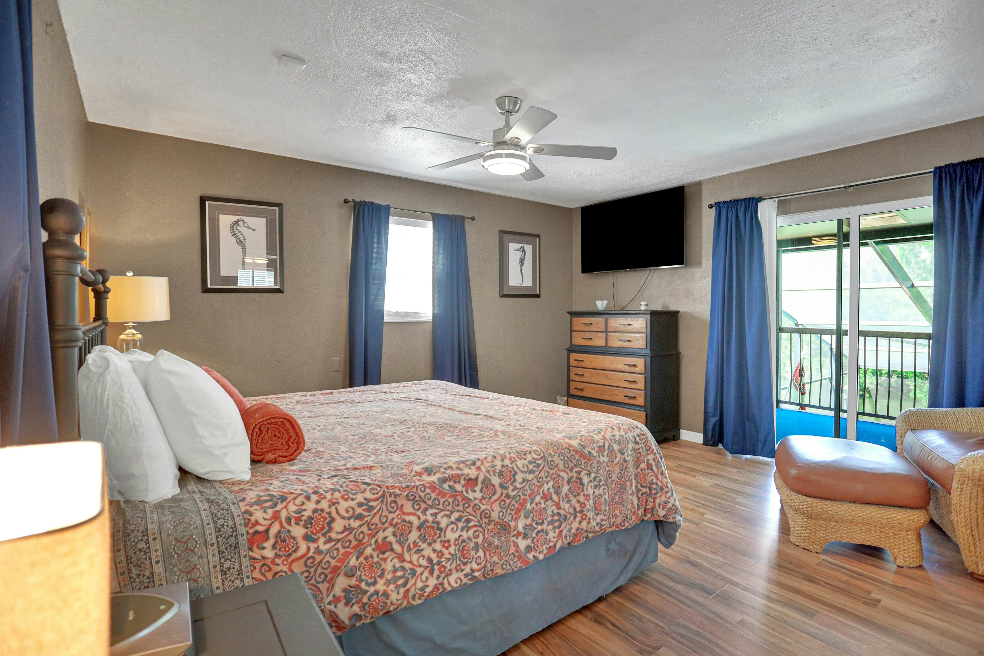 Riverfront retreat with pool/spa, outdoor kitchen, firepit, dock, sauna & games