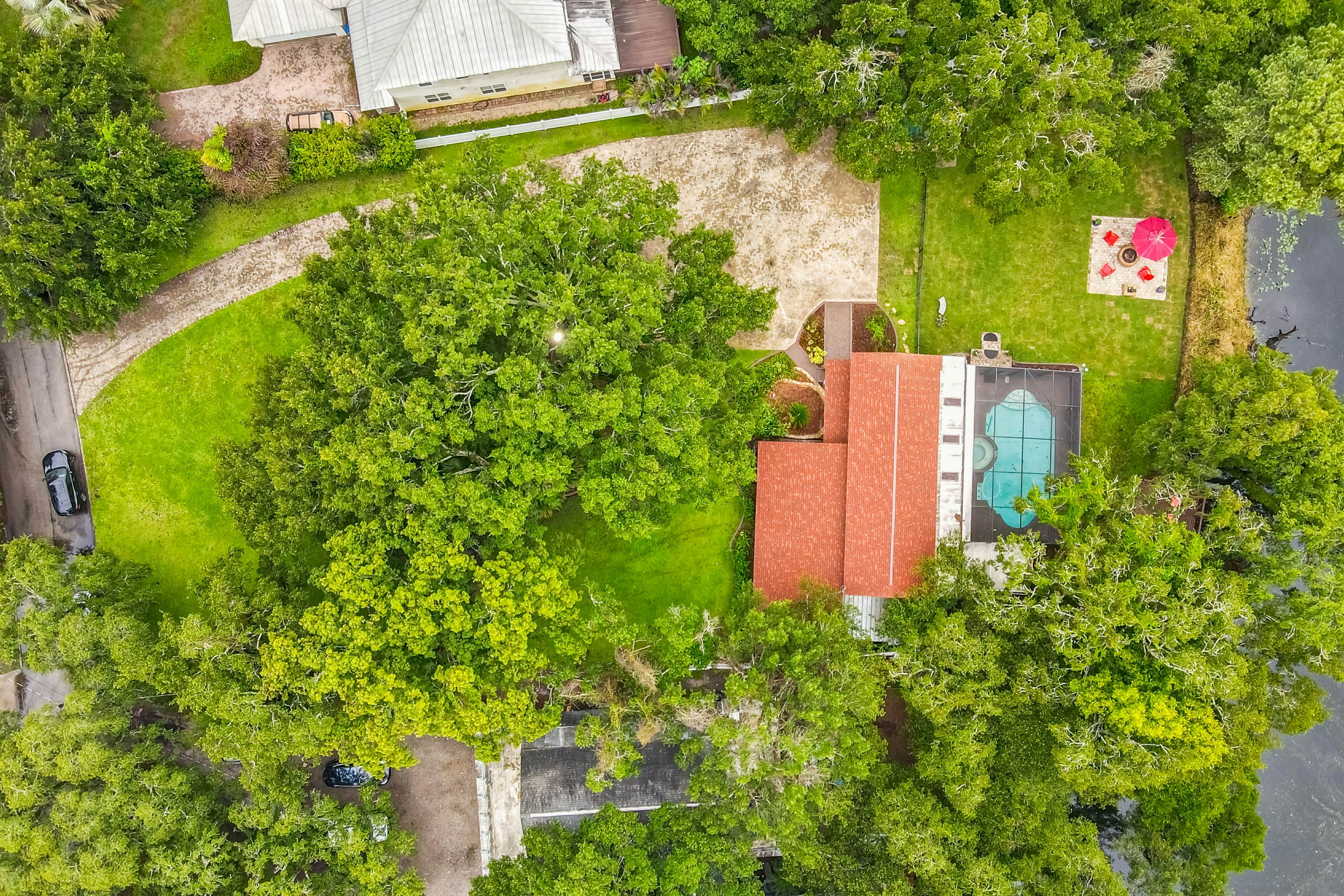 Riverfront retreat with pool/spa, outdoor kitchen, firepit, dock, sauna & games