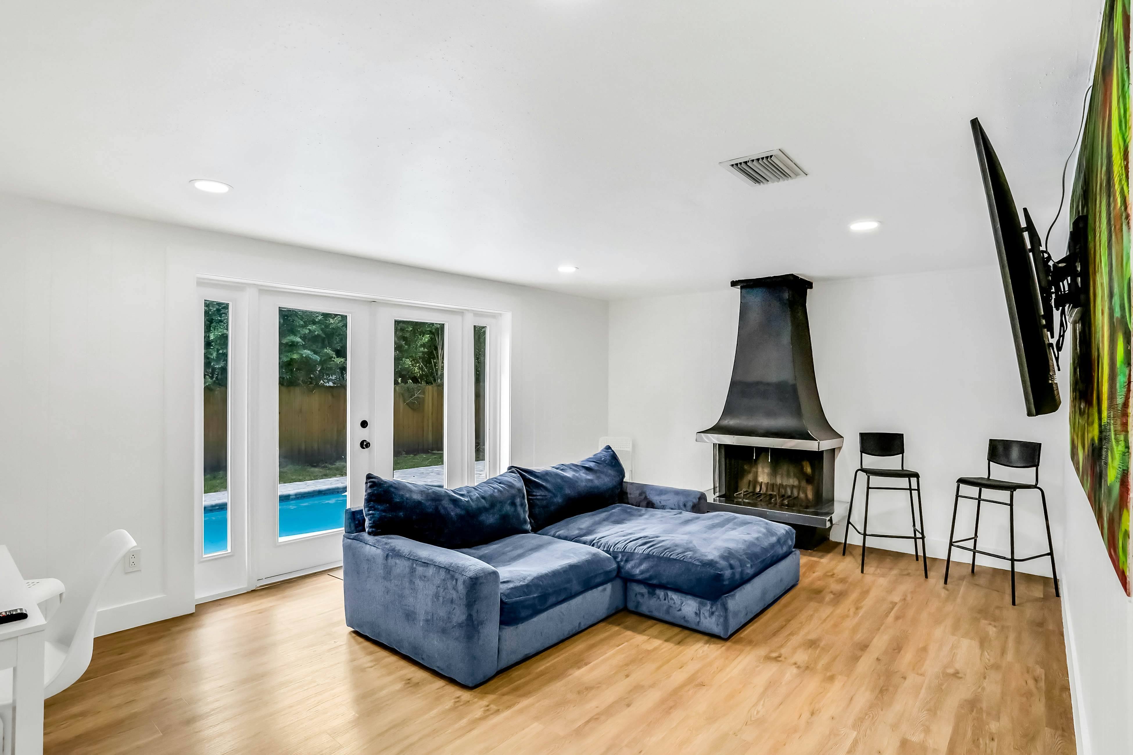 Single-level home with pool, fenced yard, & screened porch + a neighborhood park