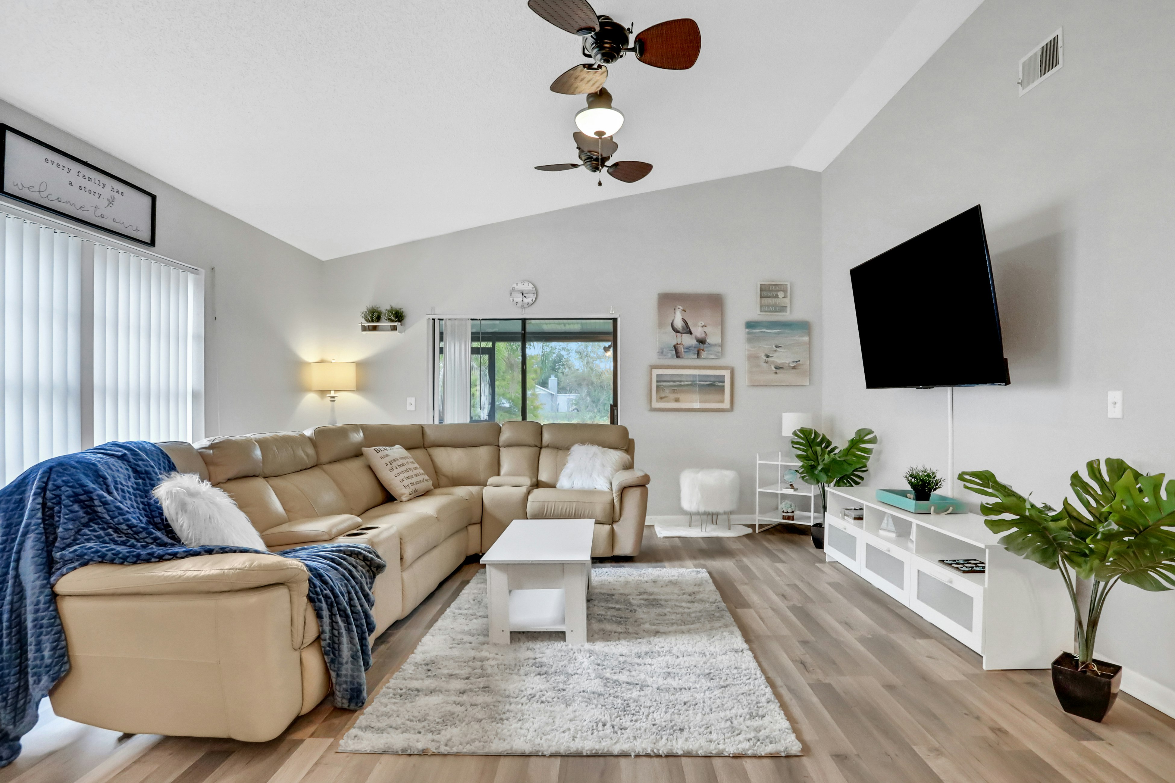 Dog-friendly lakeview home with full kitchen, yard, & washer/dryer