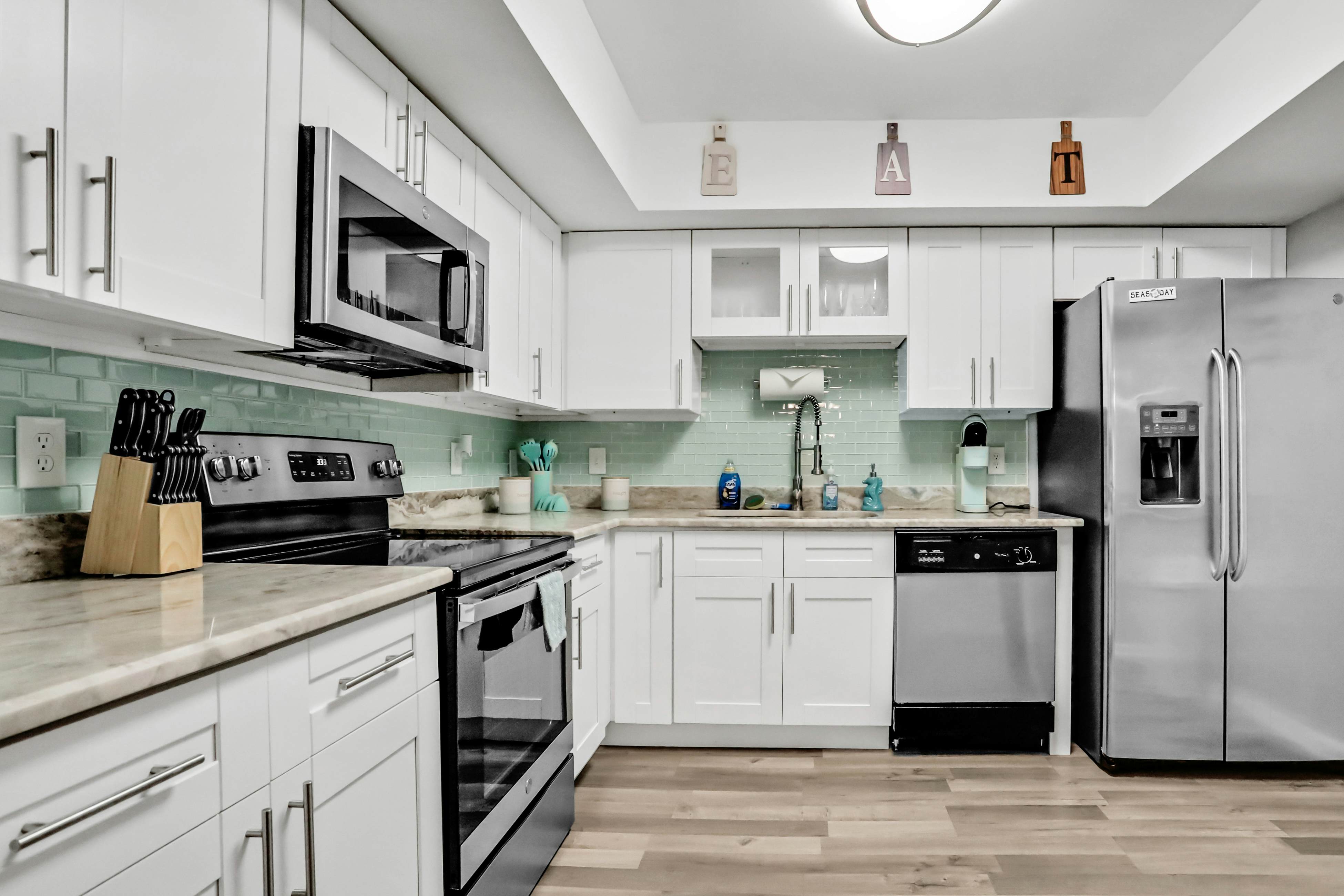 Dog-friendly lakeview home with full kitchen, yard, & washer/dryer