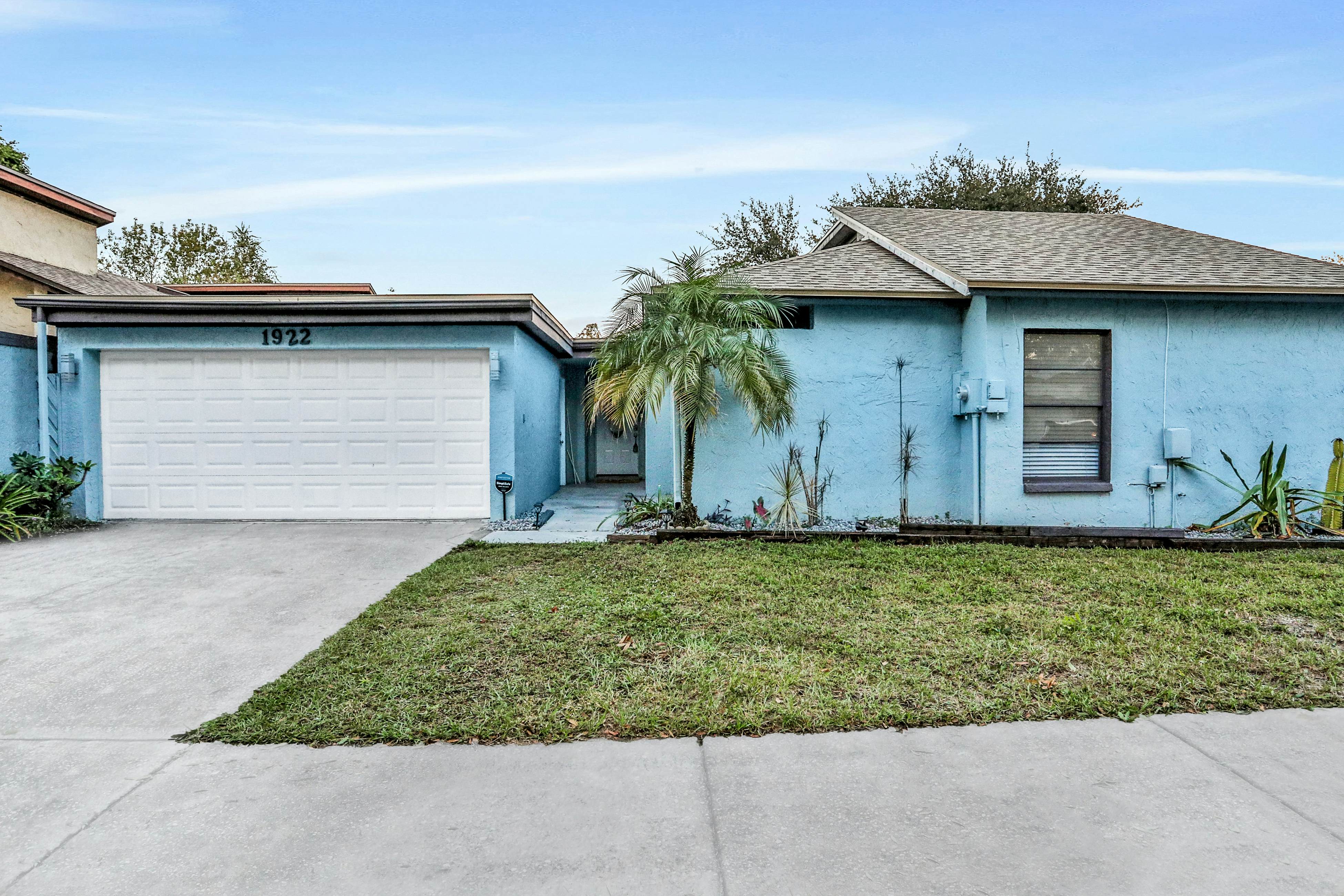 Dog-friendly lakeview home with full kitchen, yard, & washer/dryer