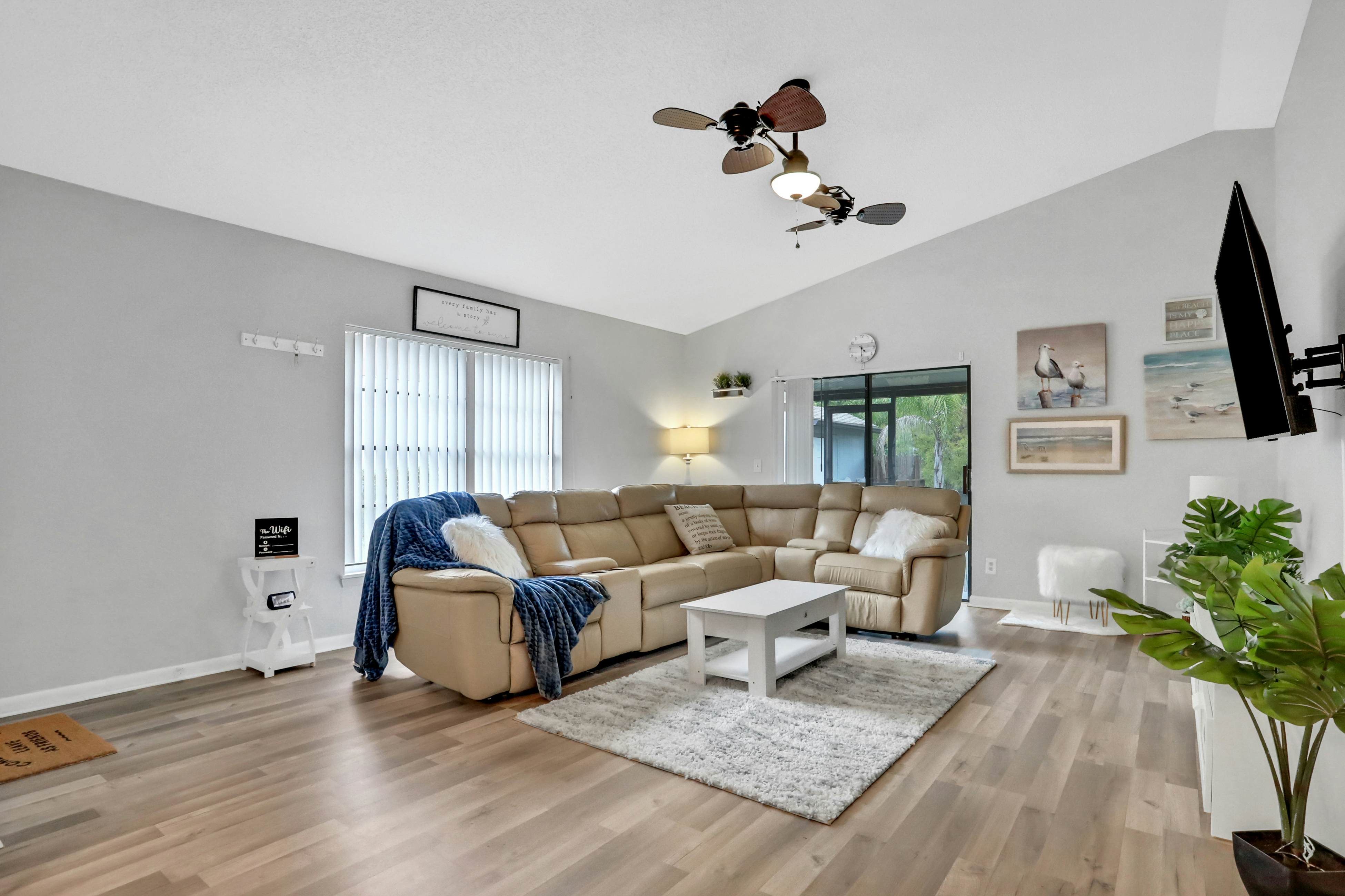 Dog-friendly lakeview home with full kitchen, yard, & washer/dryer