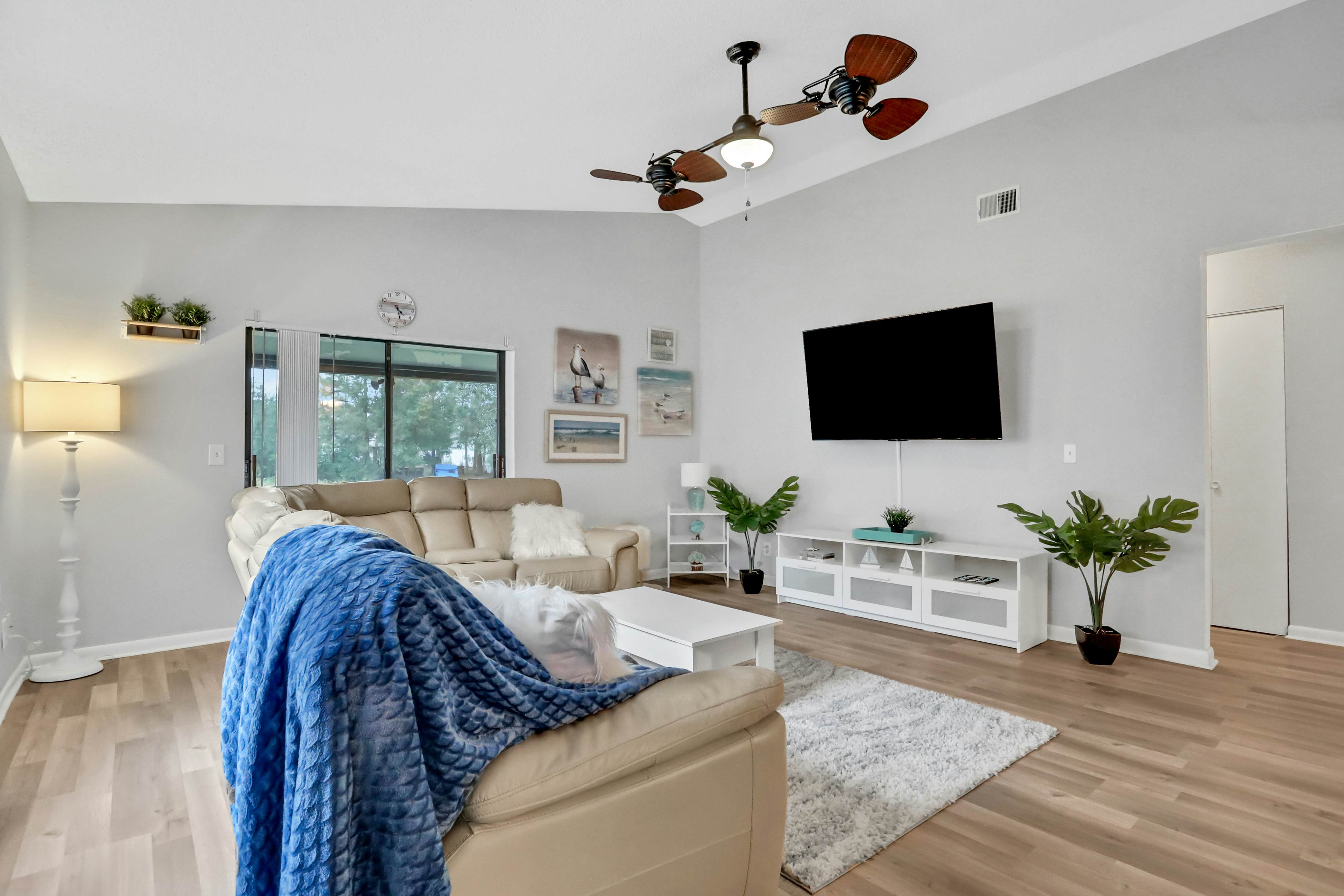 Dog-friendly lakeview home with full kitchen, yard, & washer/dryer