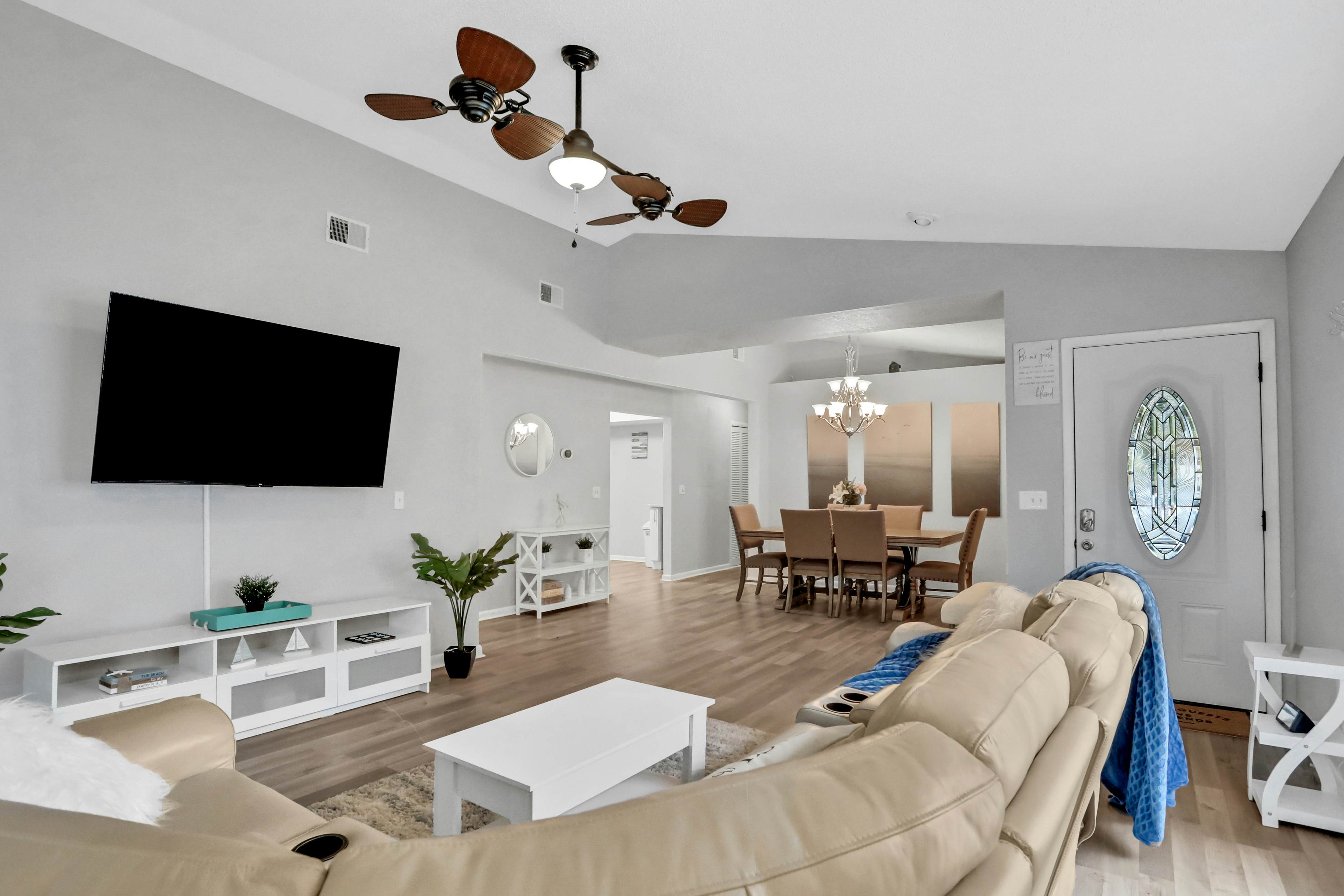 Dog-friendly lakeview home with full kitchen, yard, & washer/dryer