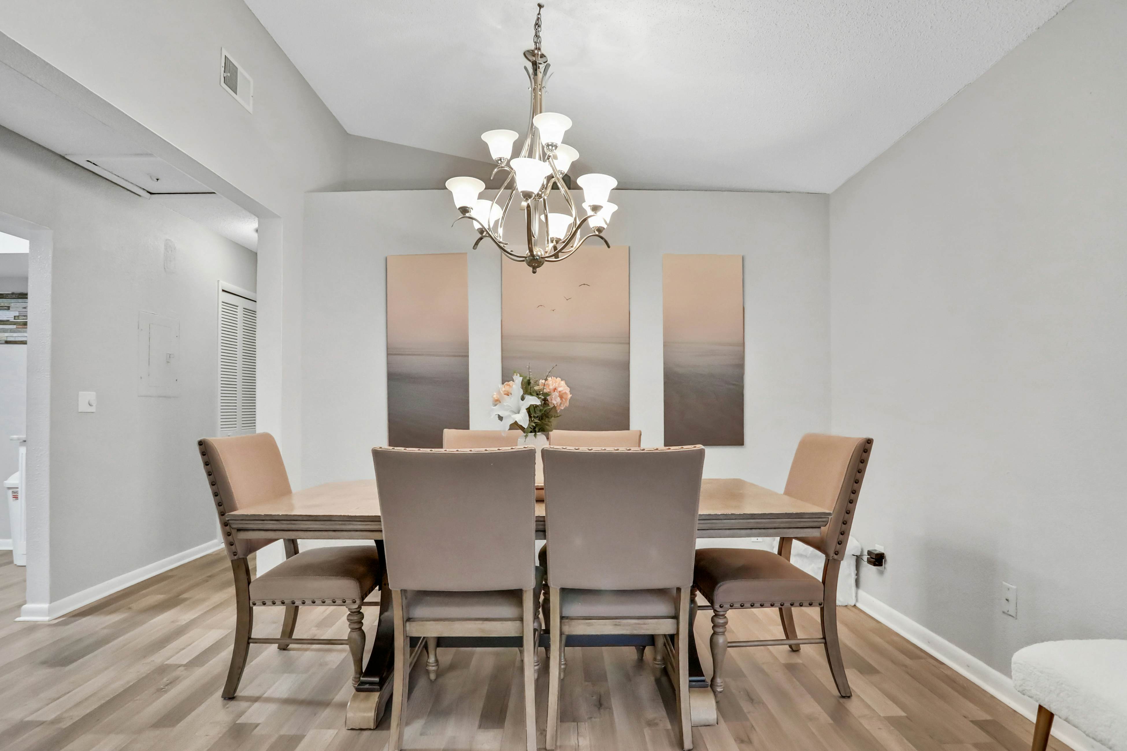 Dog-friendly lakeview home with full kitchen, yard, & washer/dryer